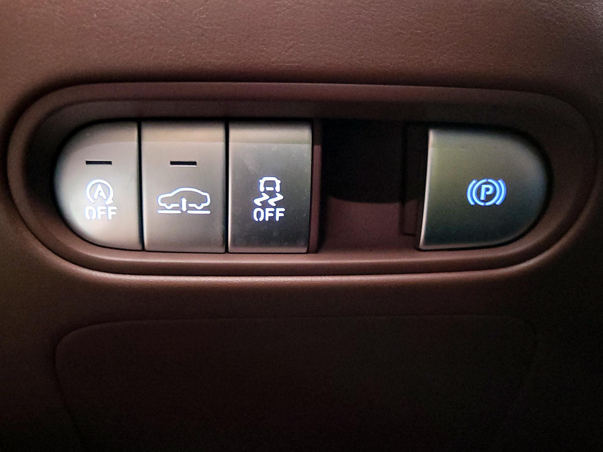 Thumbnail: 2023 Genesis G90 - 13