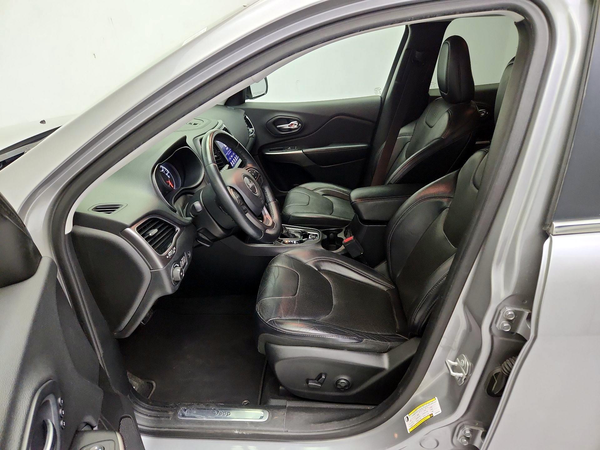 Thumbnail: 2019 Jeep Cherokee - 11