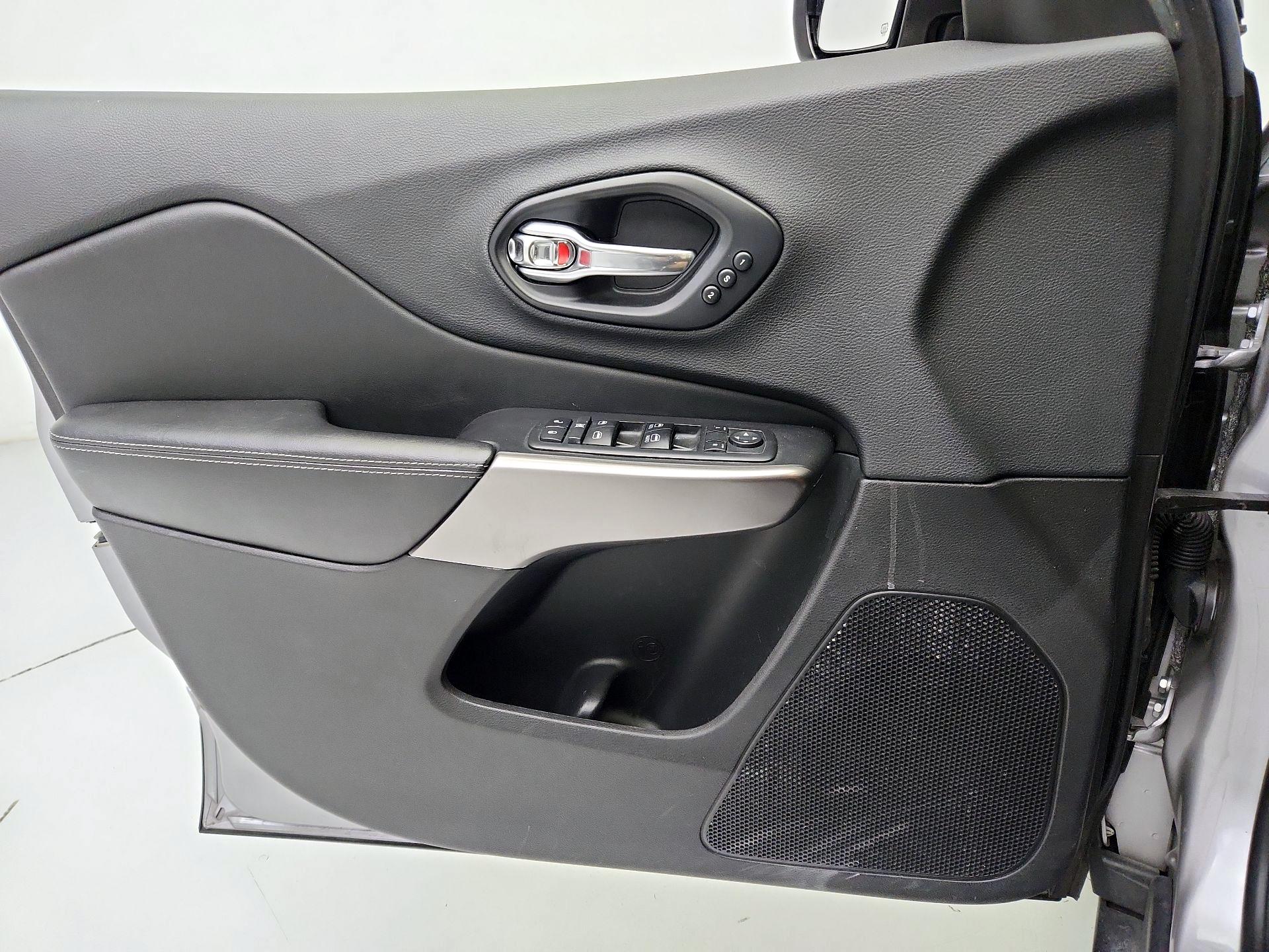 Thumbnail: 2019 Jeep Cherokee - 12