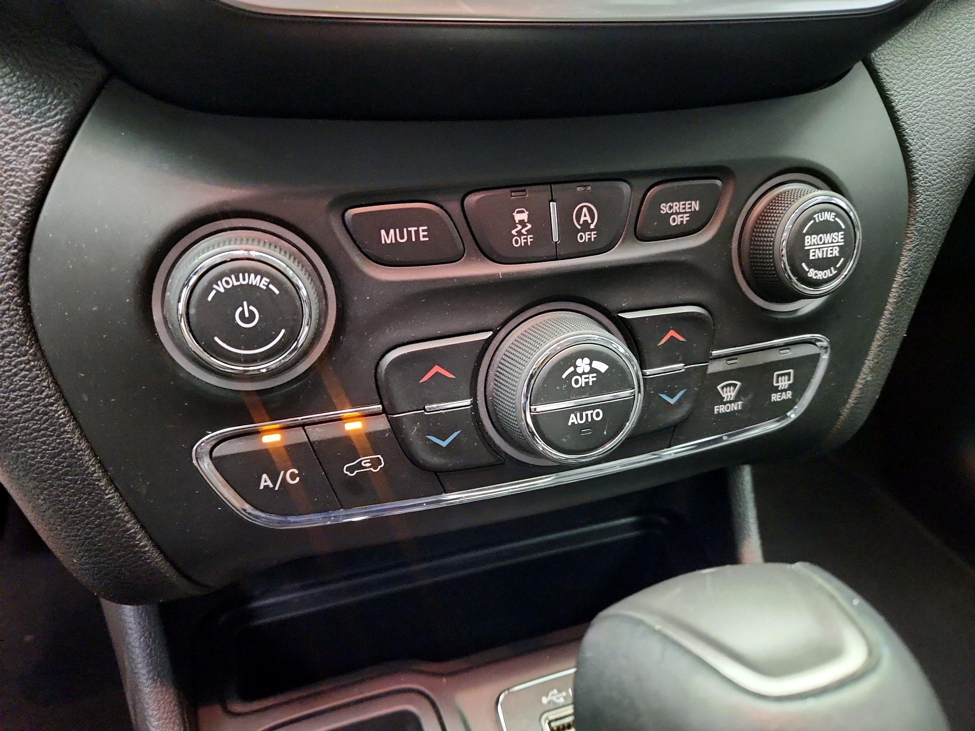 Thumbnail: 2019 Jeep Cherokee - 16