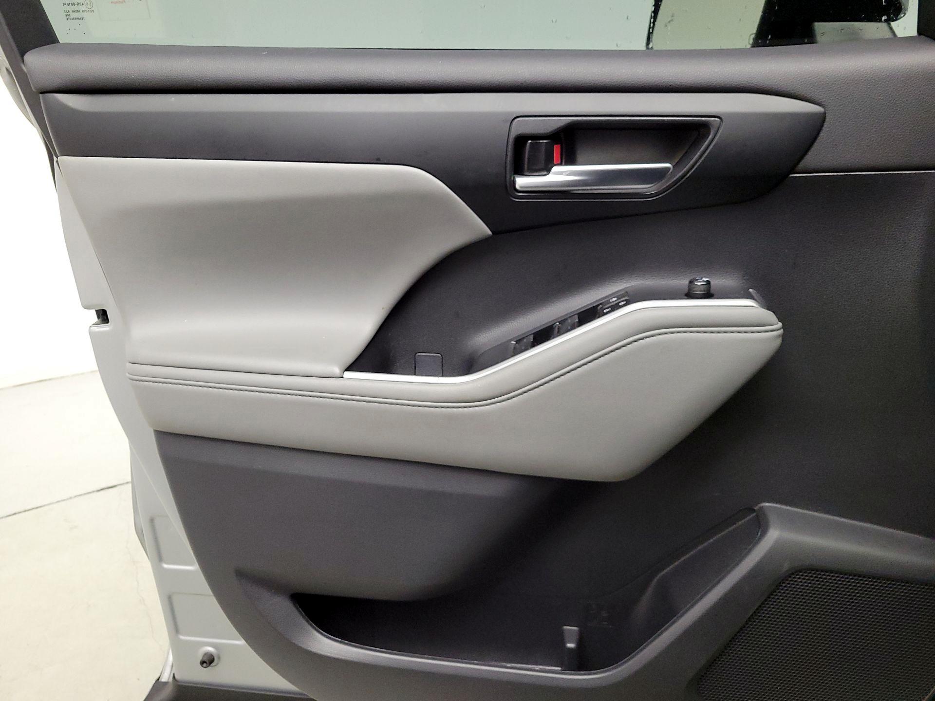 Thumbnail: 2023 Toyota Highlander - 12