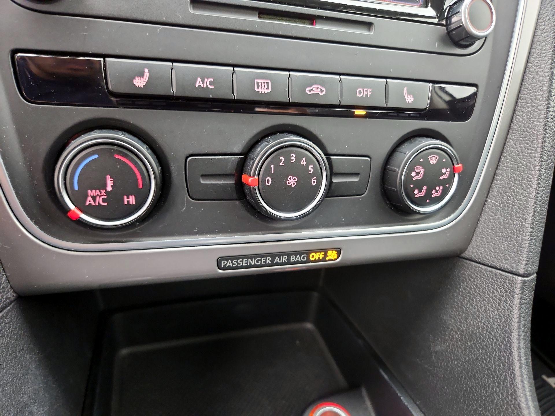 Thumbnail: 2015 Volkswagen Passat - 16