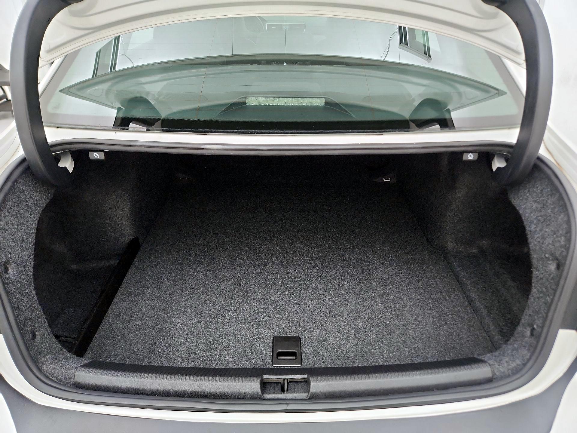 Thumbnail: 2015 Volkswagen Passat - 20