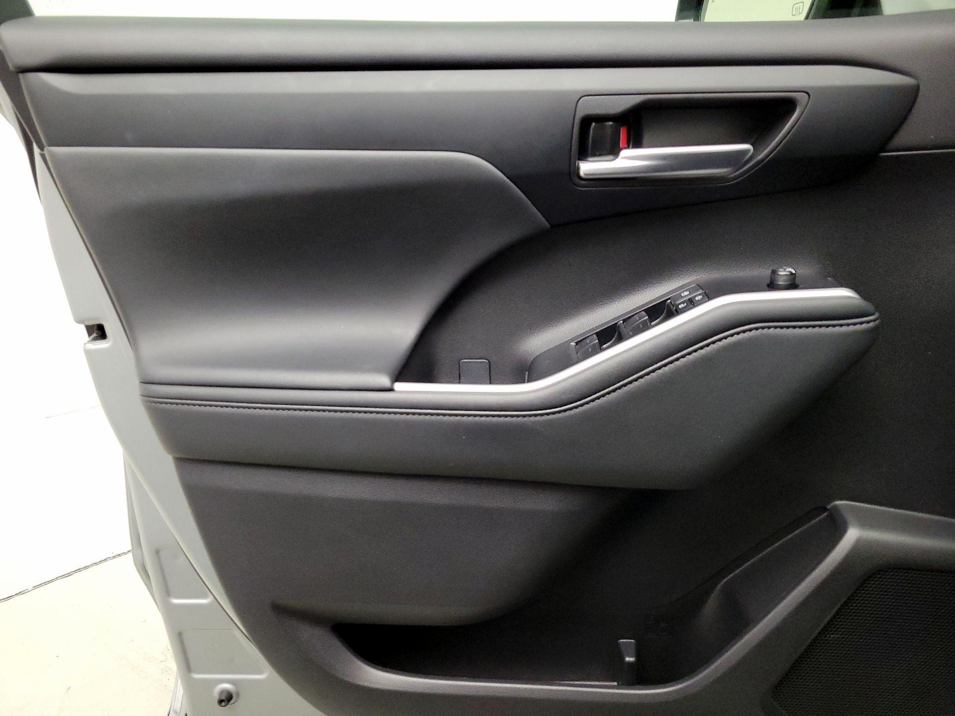 Thumbnail: 2025 Toyota Highlander - 12