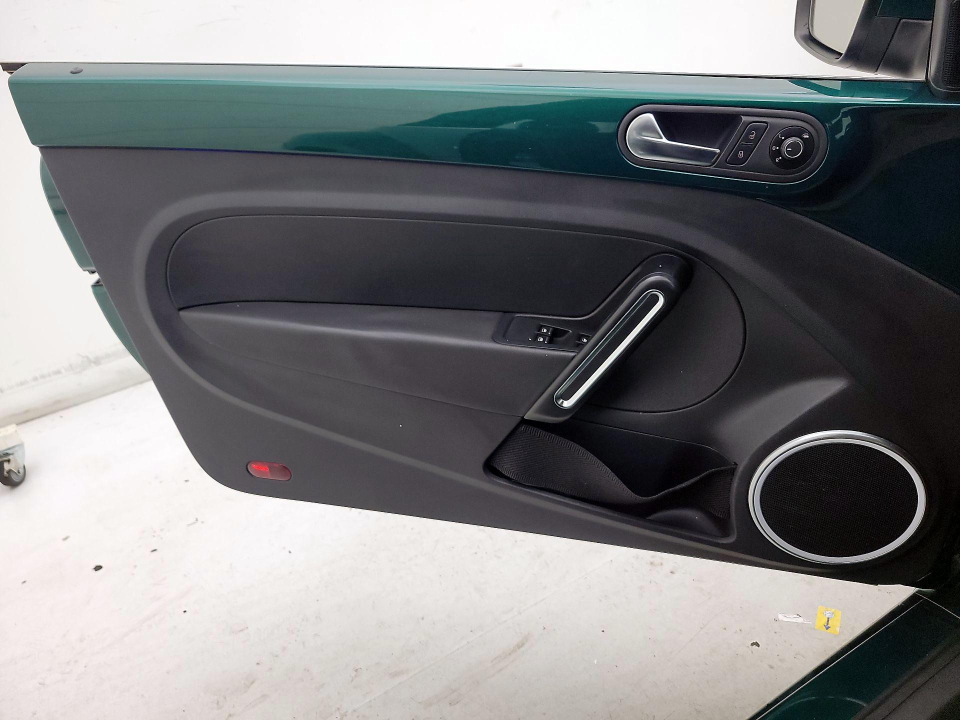 Thumbnail: 2017 Volkswagen Beetle - 10