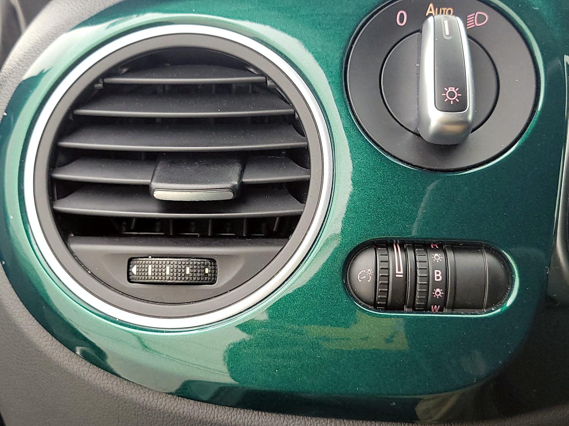 Thumbnail: 2017 Volkswagen Beetle - 11