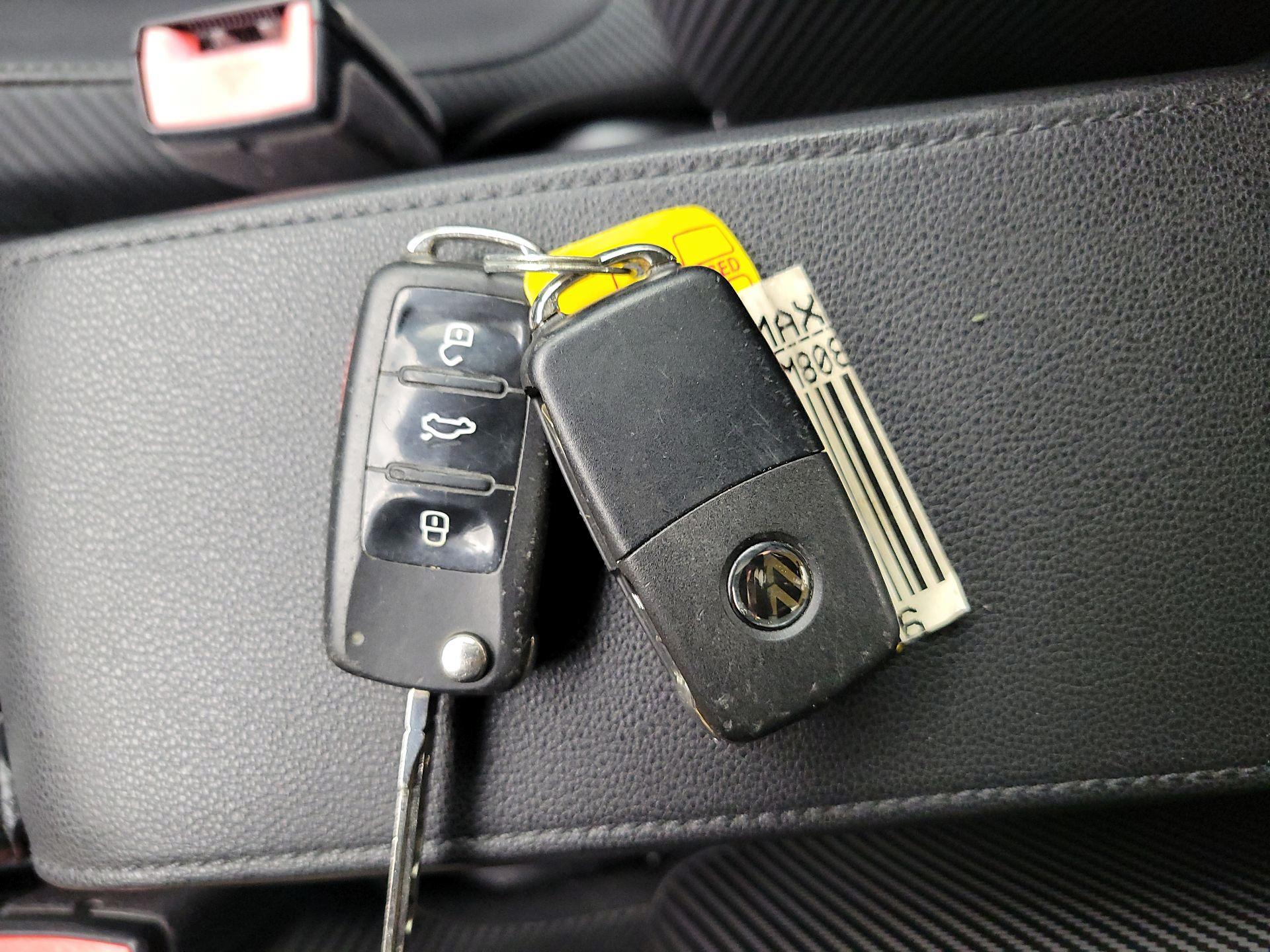 Thumbnail: 2017 Volkswagen Beetle - 20