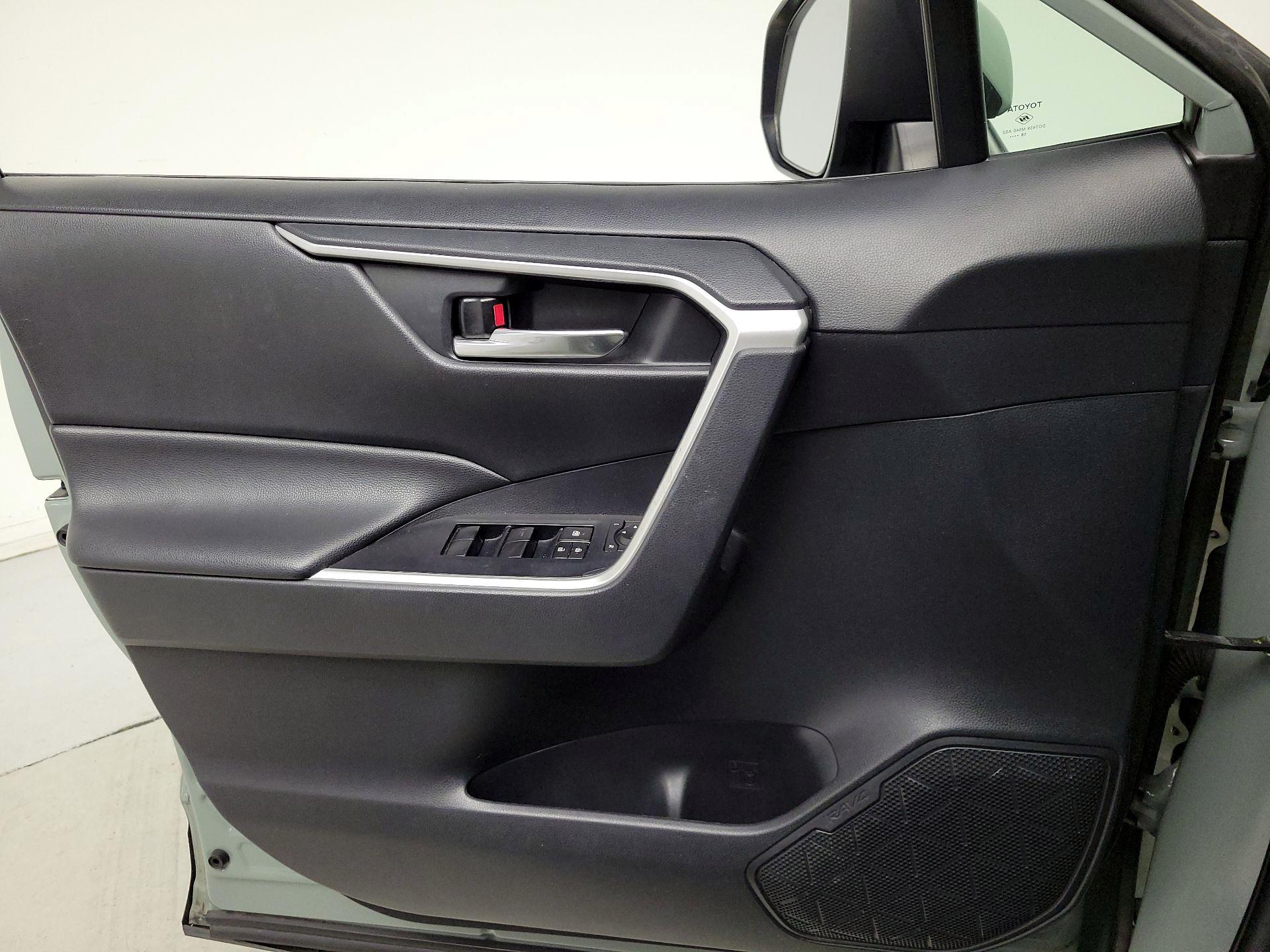 Thumbnail: 2019 Toyota RAV4 - 12