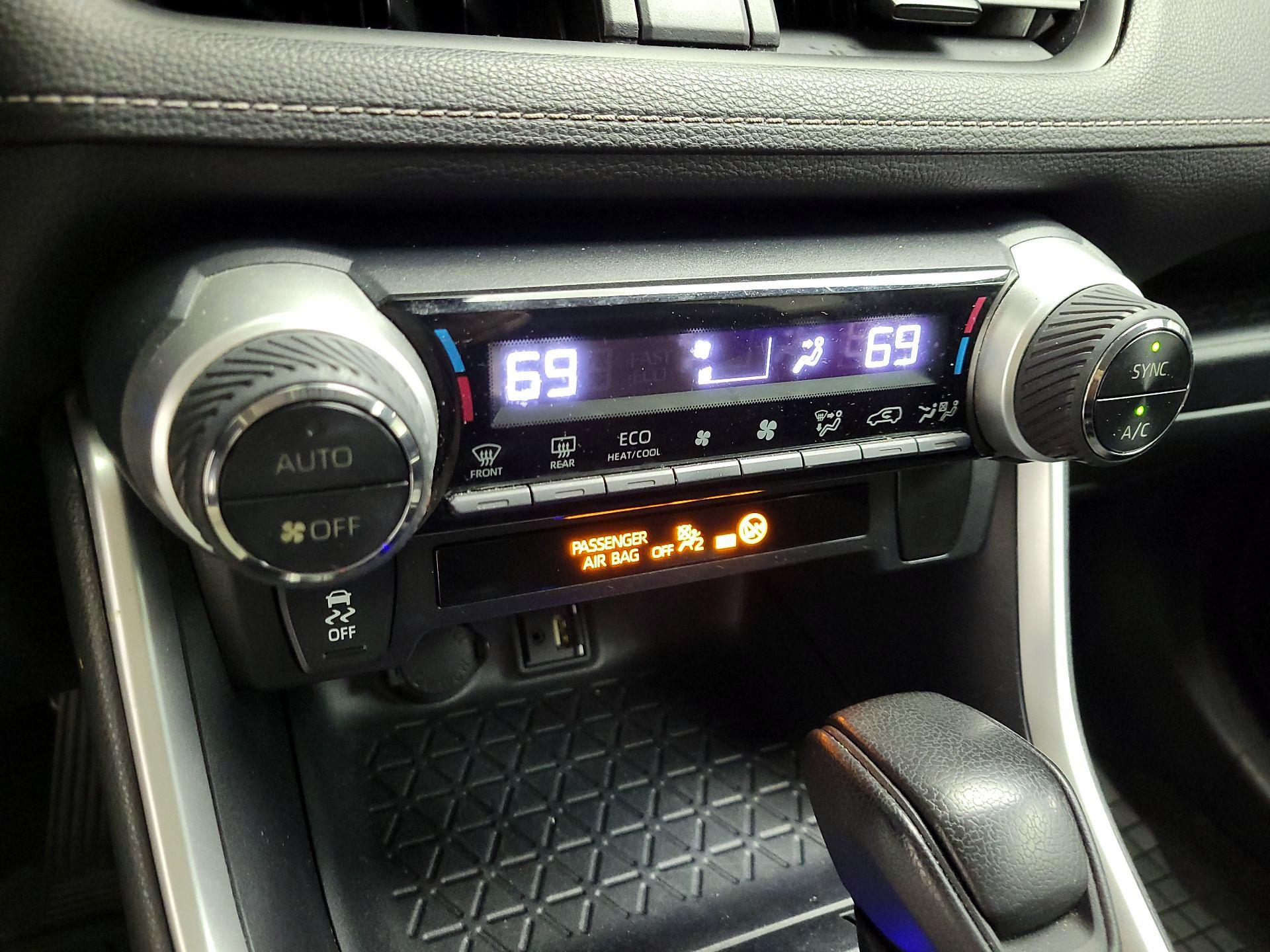 Thumbnail: 2019 Toyota RAV4 - 17