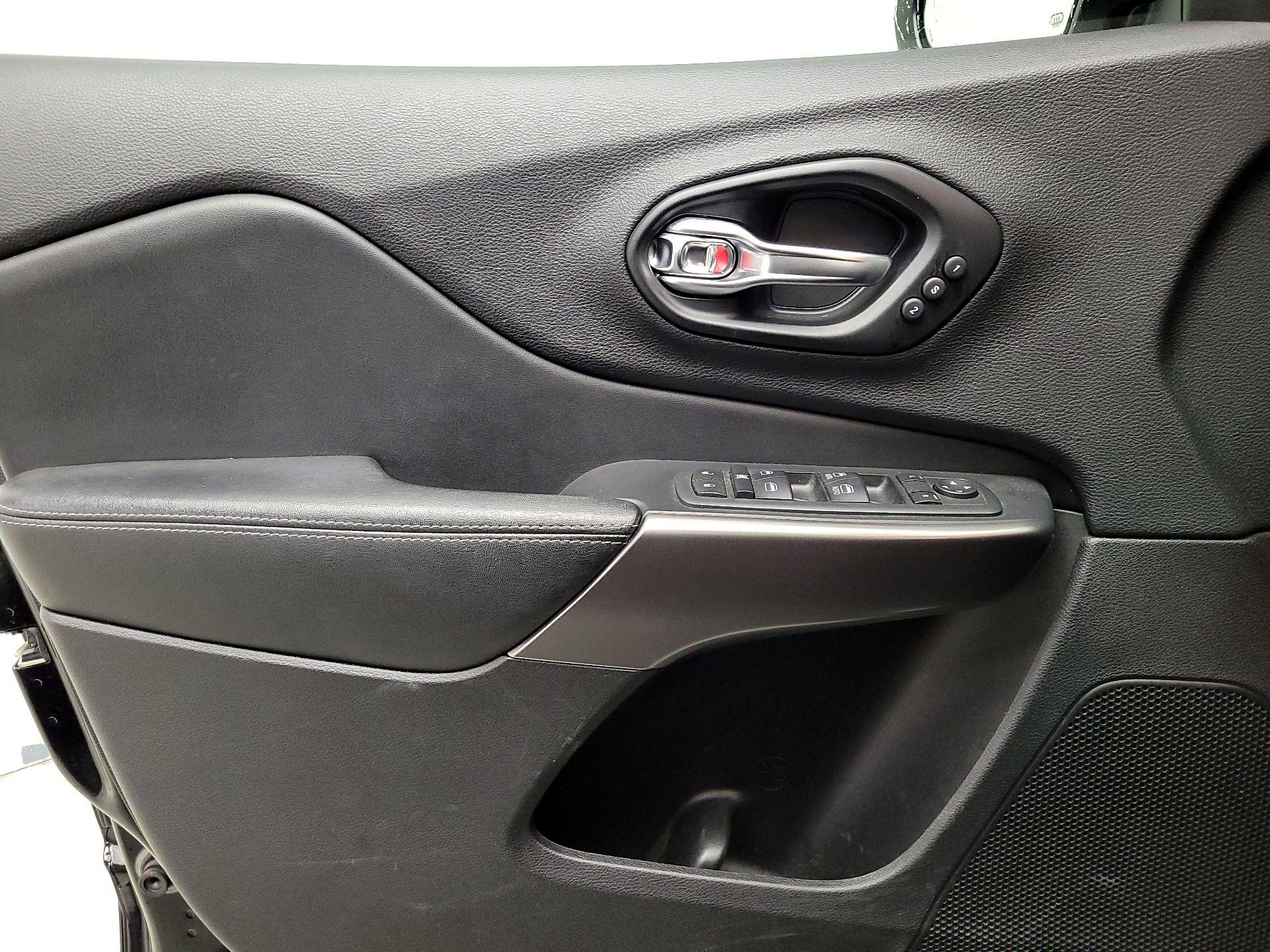 Thumbnail: 2021 Jeep Cherokee - 12