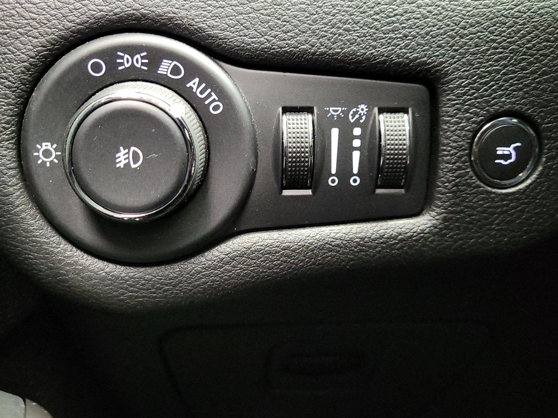 Thumbnail: 2021 Jeep Cherokee - 13