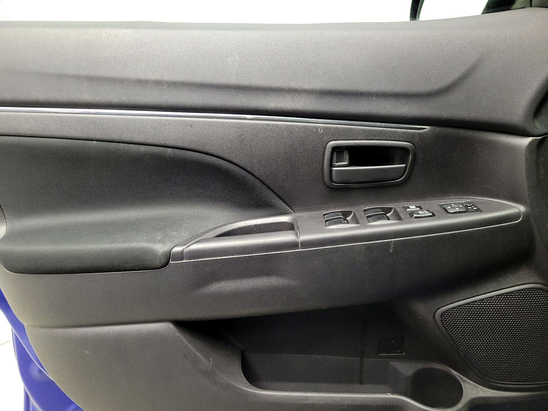 Thumbnail: 2015 Mitsubishi Outlander Sport - 12