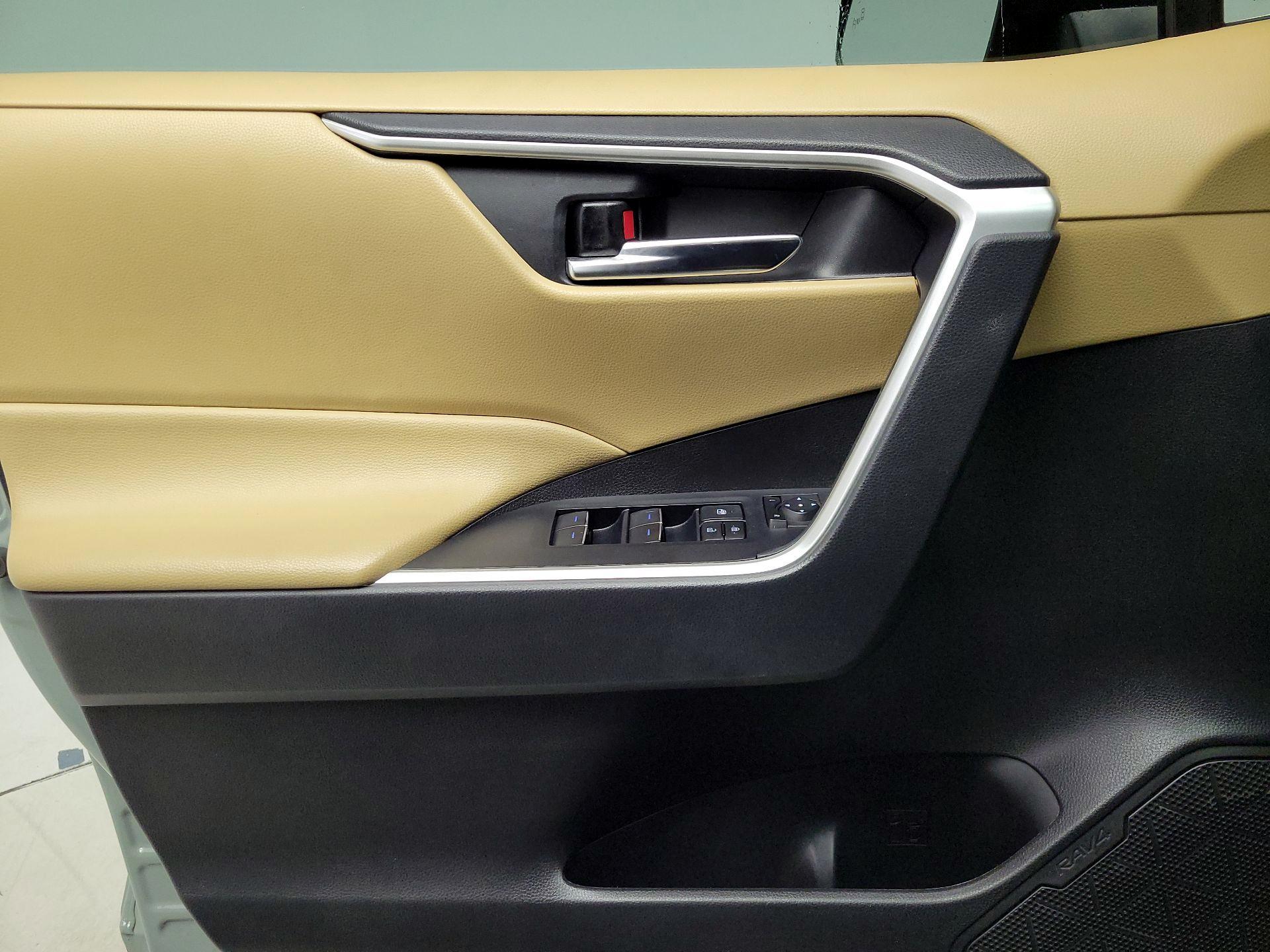 Thumbnail: 2022 Toyota RAV4 - 12