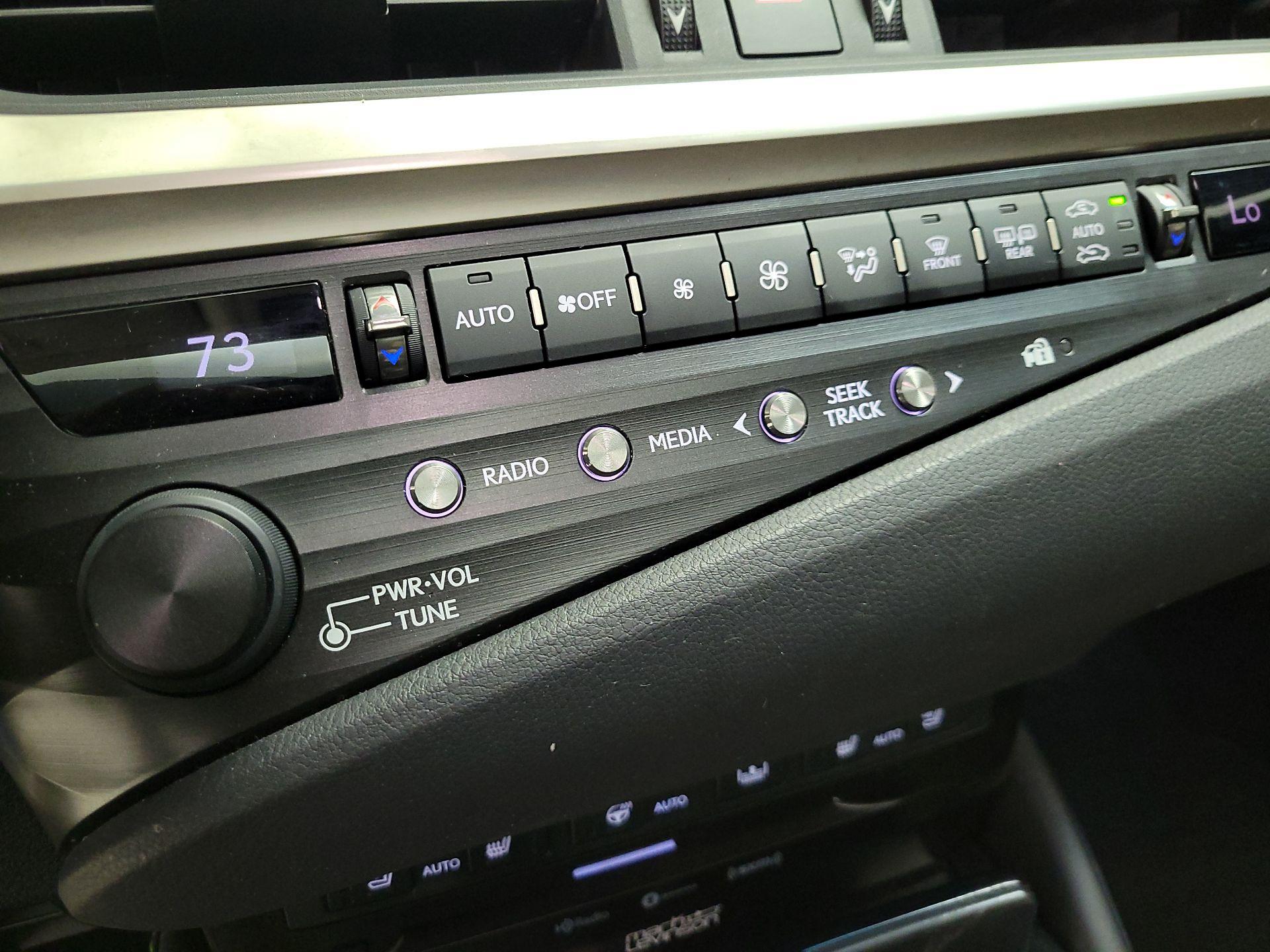 Thumbnail: 2019 Lexus ES - 16