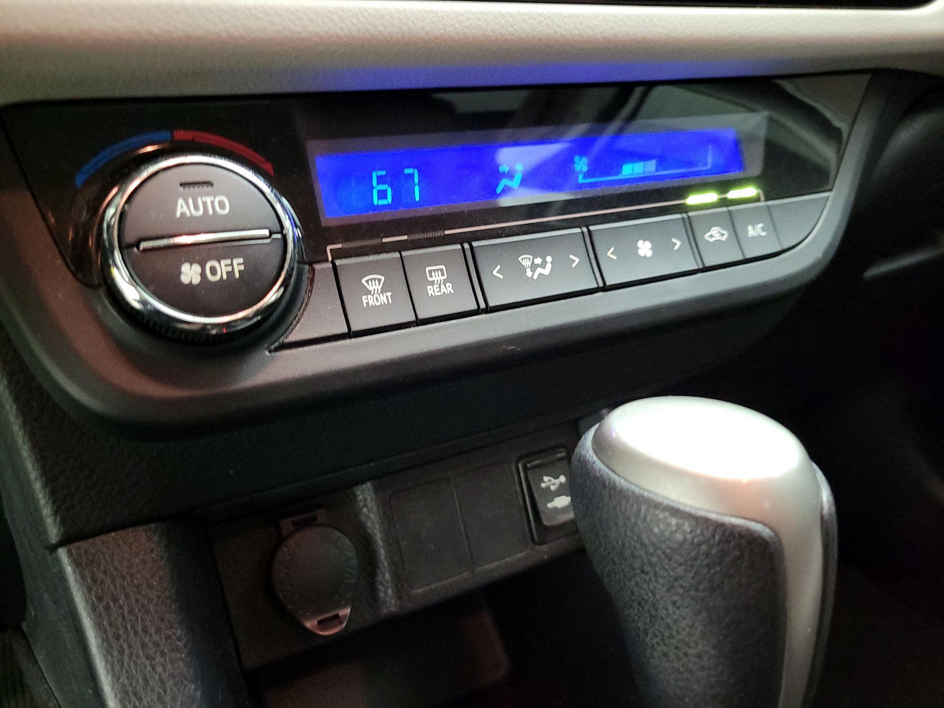 Thumbnail: 2015 Toyota Corolla - 16