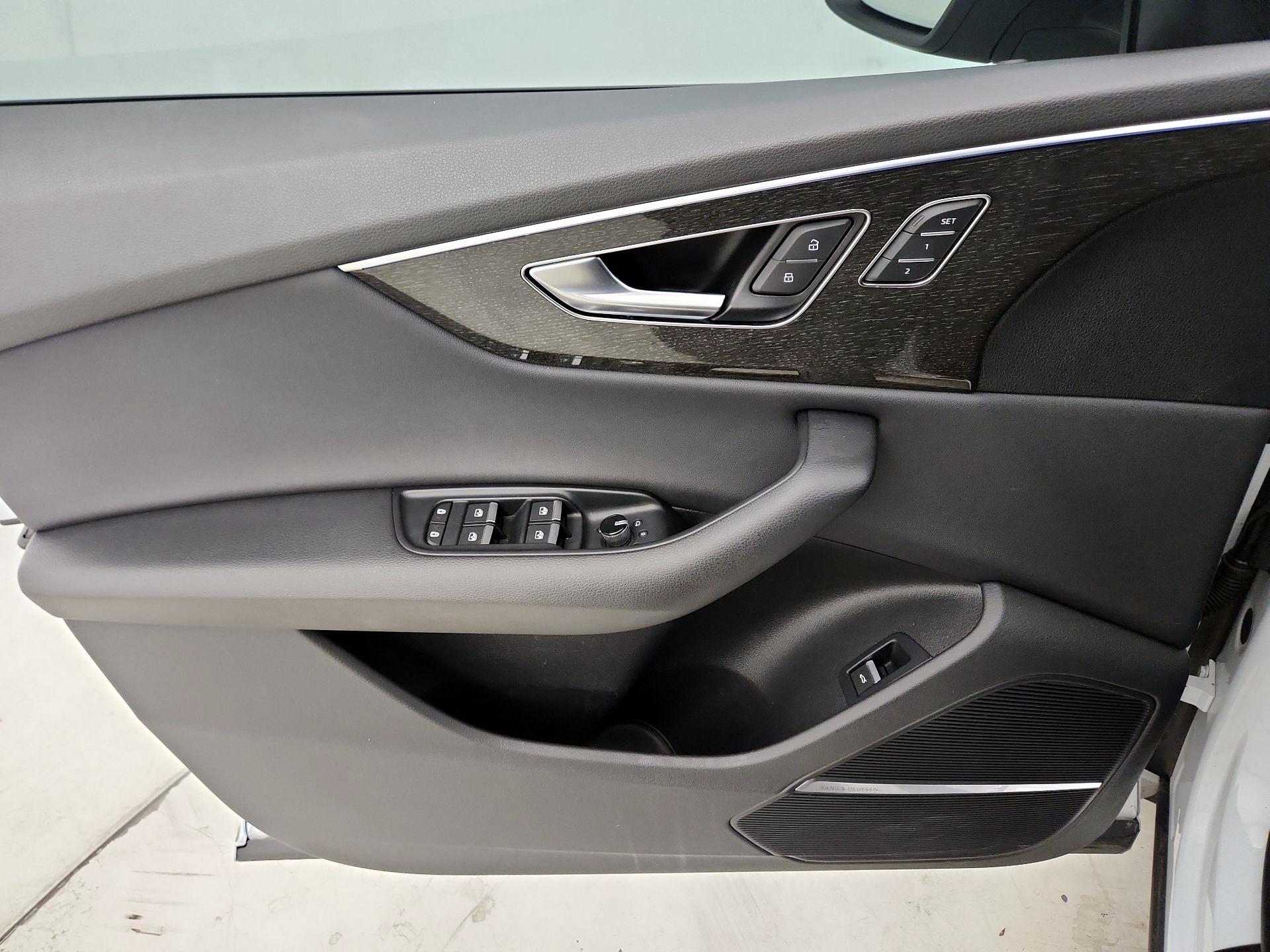 Thumbnail: 2020 Audi Q8 - 12