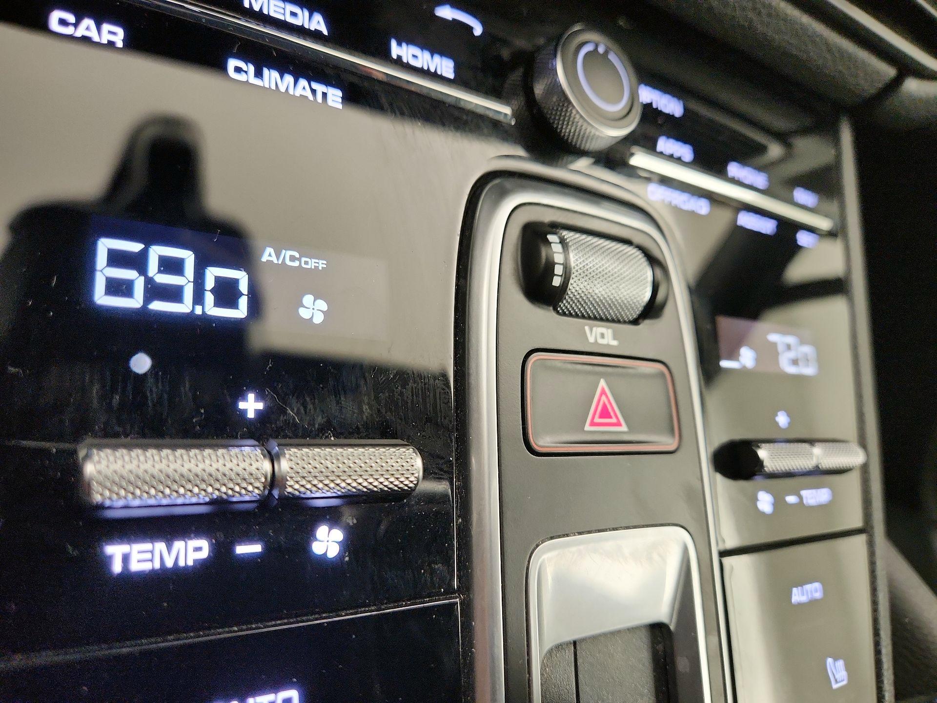 Thumbnail: 2021 Porsche Cayenne - 17