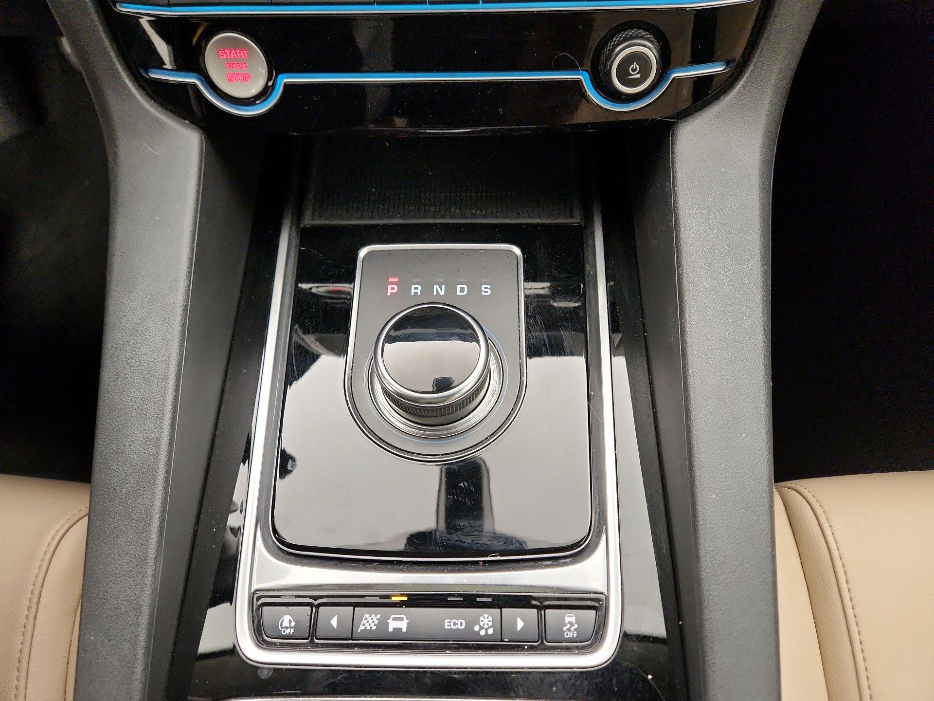 Thumbnail: 2020 Jaguar F-Pace - 17