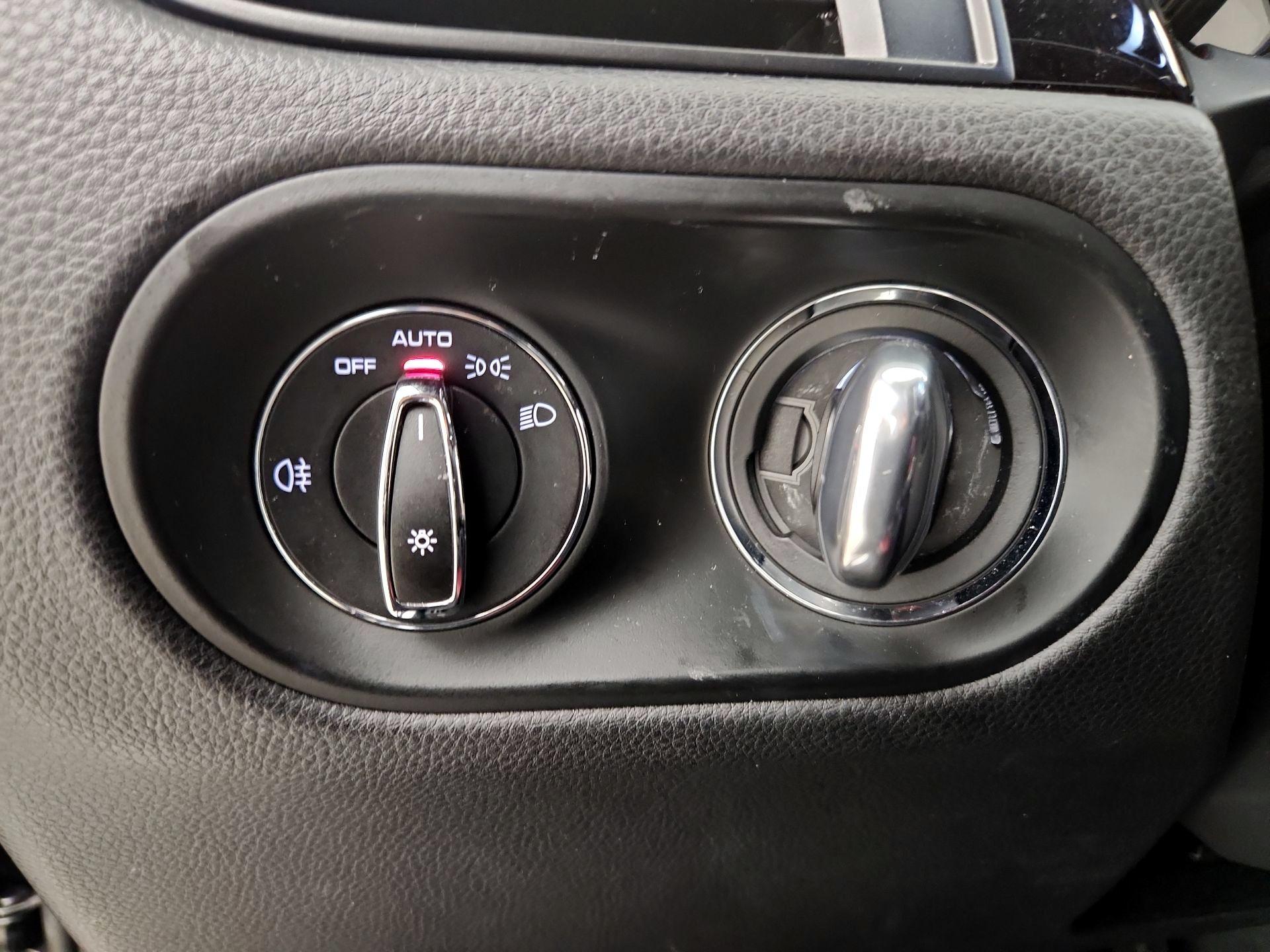 Thumbnail: 2020 Porsche Macan - 13