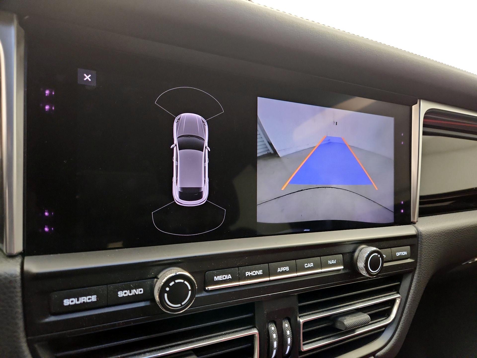 Thumbnail: 2020 Porsche Macan - 15