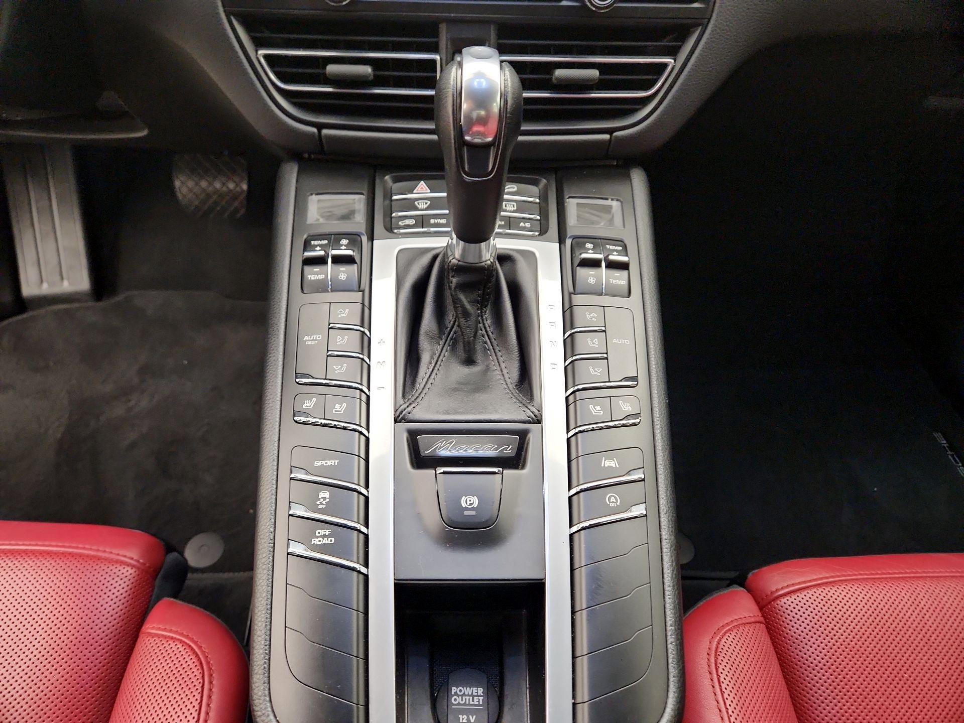 Thumbnail: 2020 Porsche Macan - 18