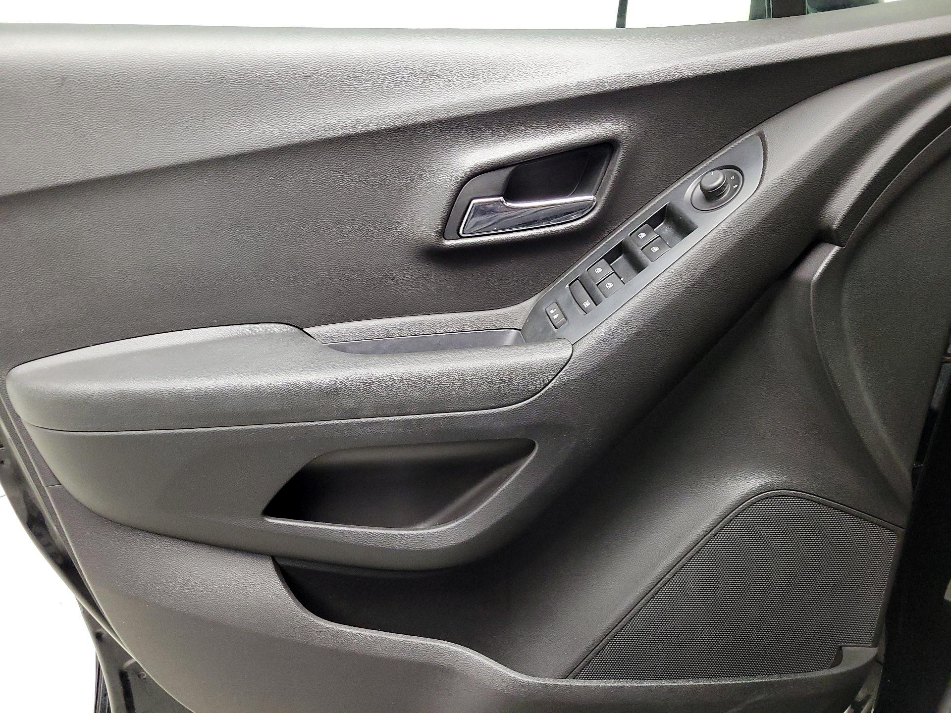 Thumbnail: 2017 Chevrolet Trax - 12