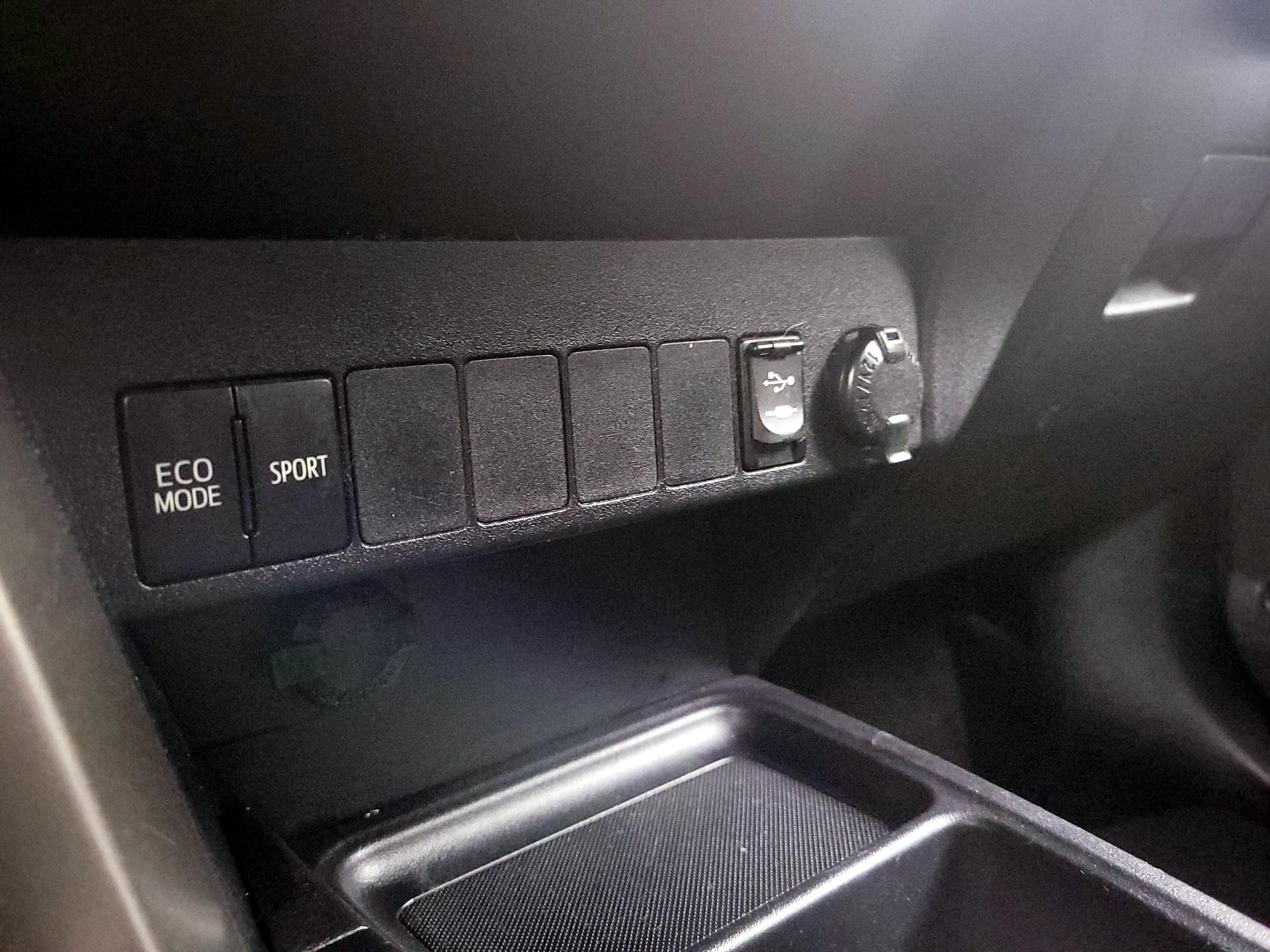 Thumbnail: 2015 Toyota RAV4 - 18