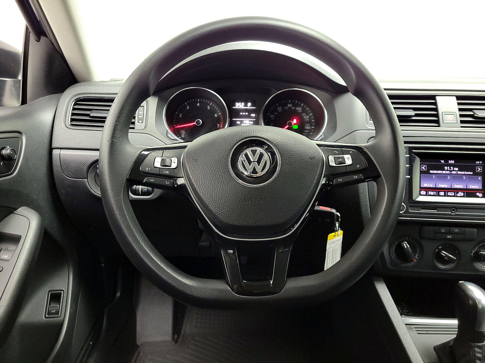 Thumbnail: 2016 Volkswagen Jetta - 10