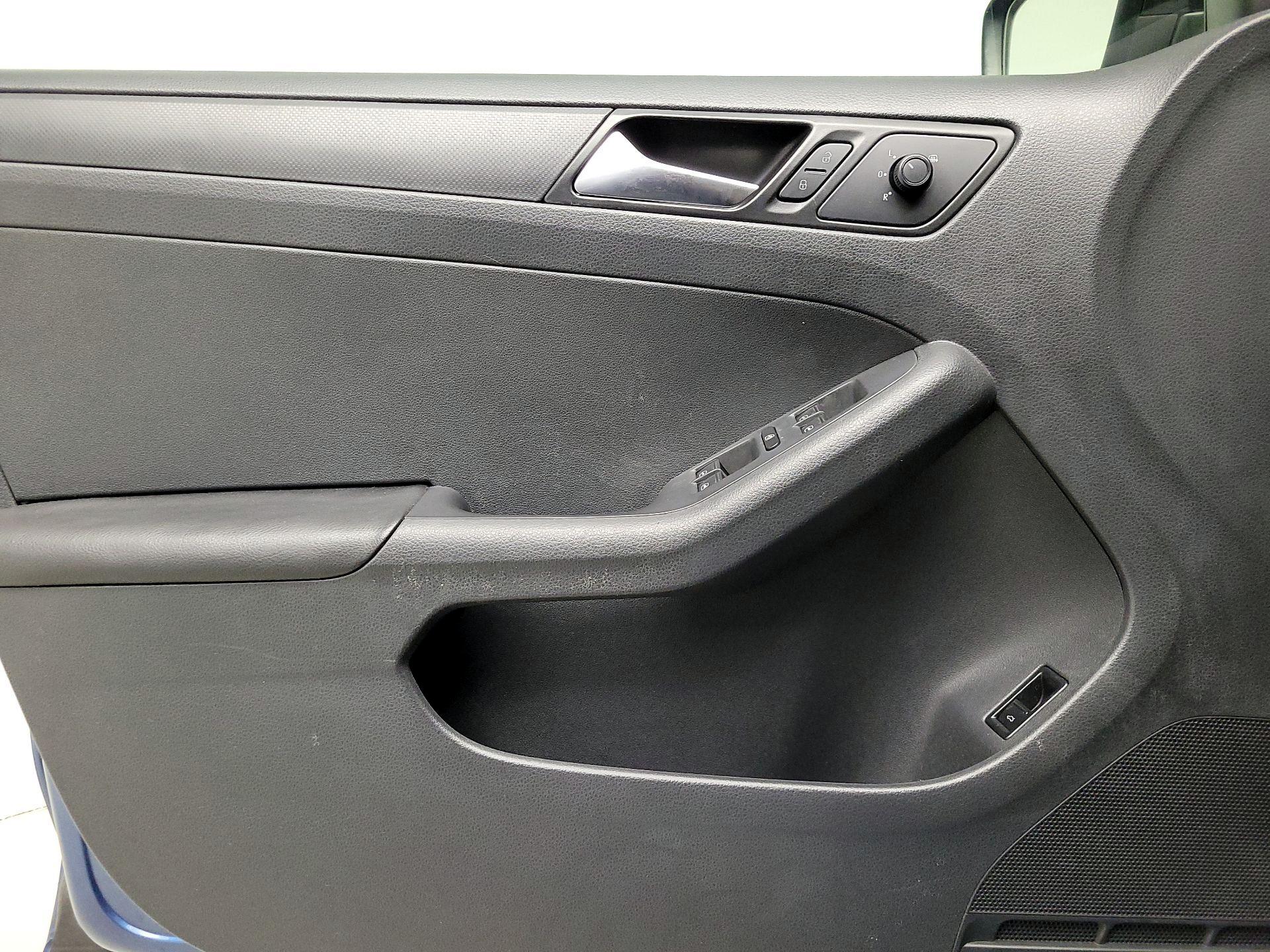 Thumbnail: 2016 Volkswagen Jetta - 12