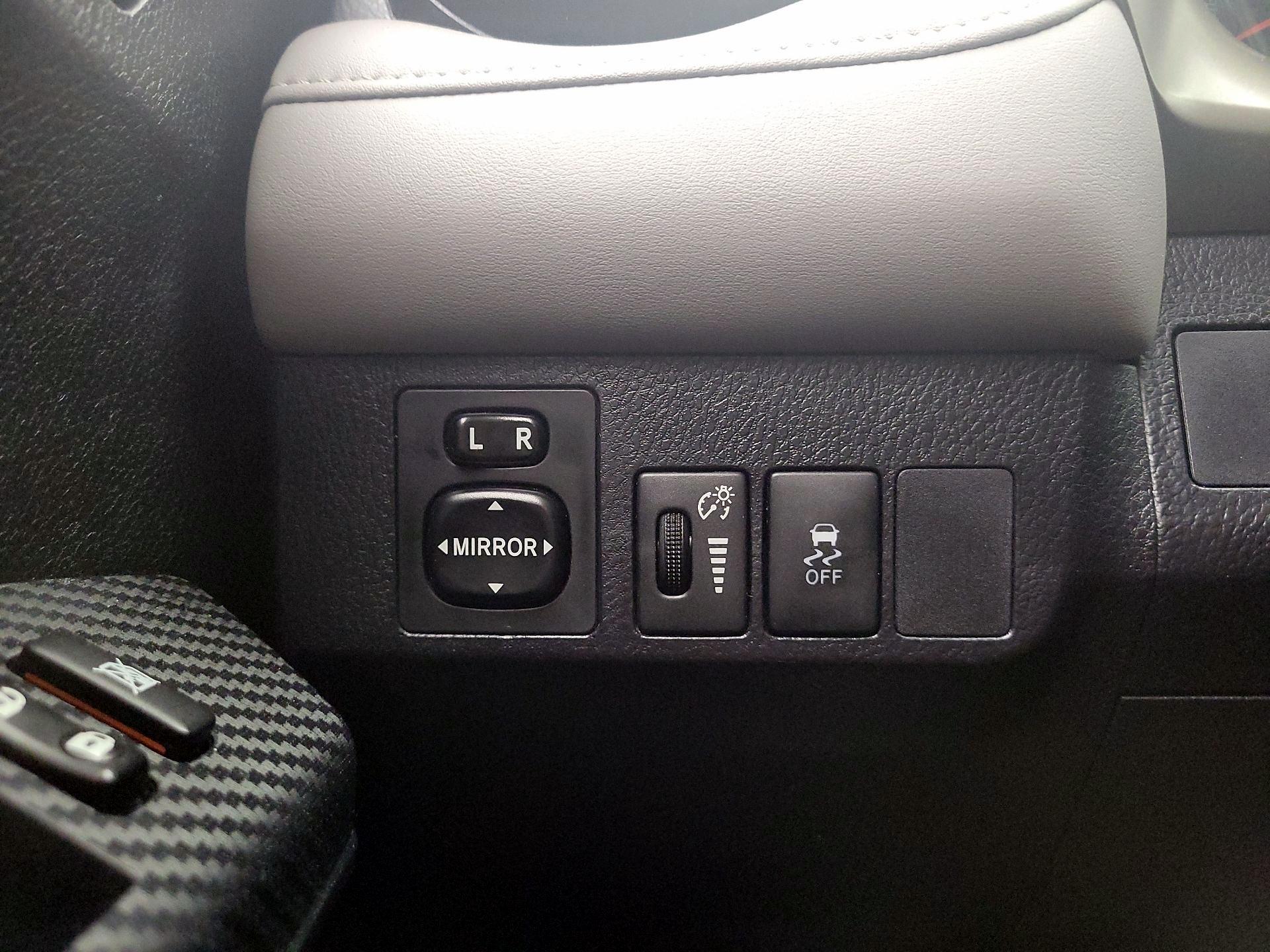 Thumbnail: 2015 Toyota RAV4 - 13