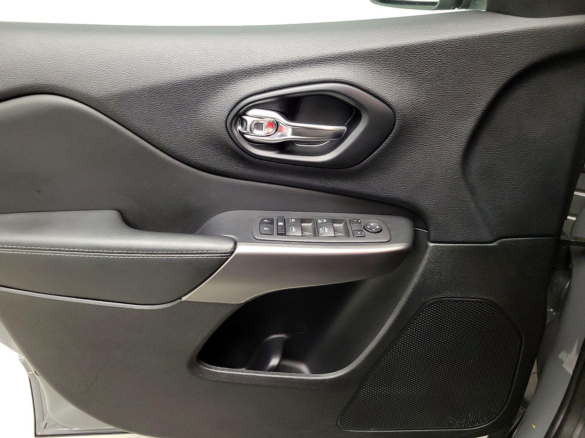 Thumbnail: 2022 Jeep Cherokee - 12