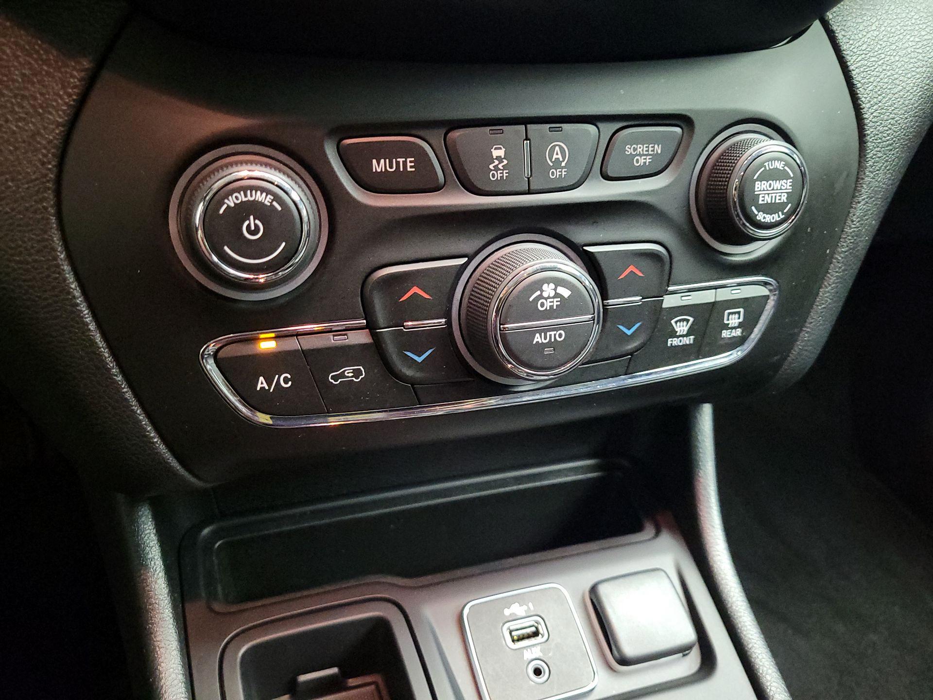 Thumbnail: 2022 Jeep Cherokee - 16