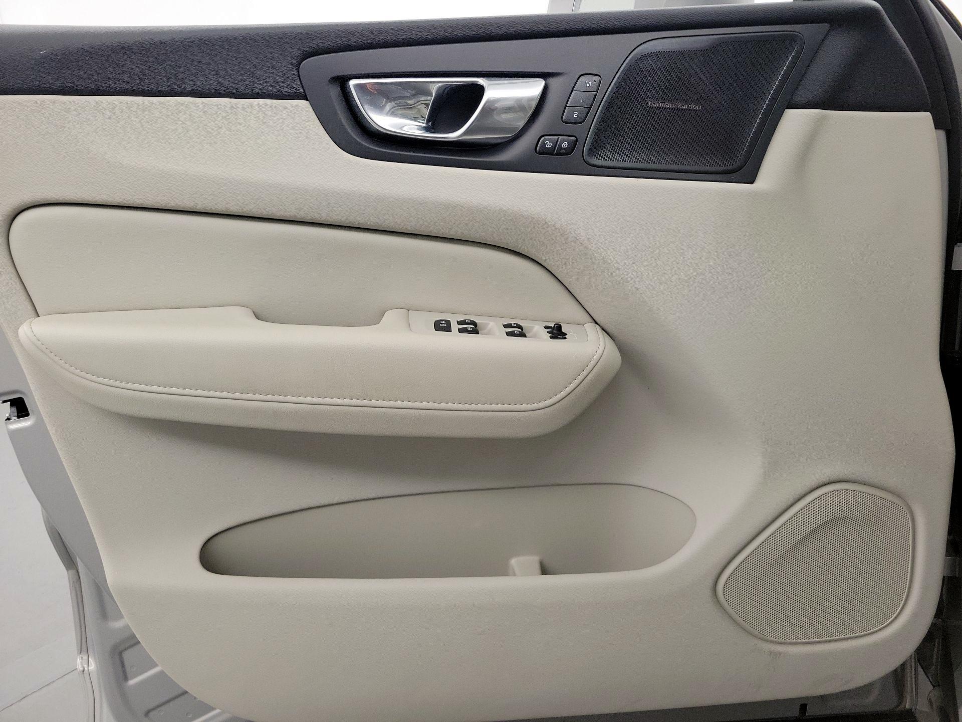 Thumbnail: 2022 Volvo XC60 - 12