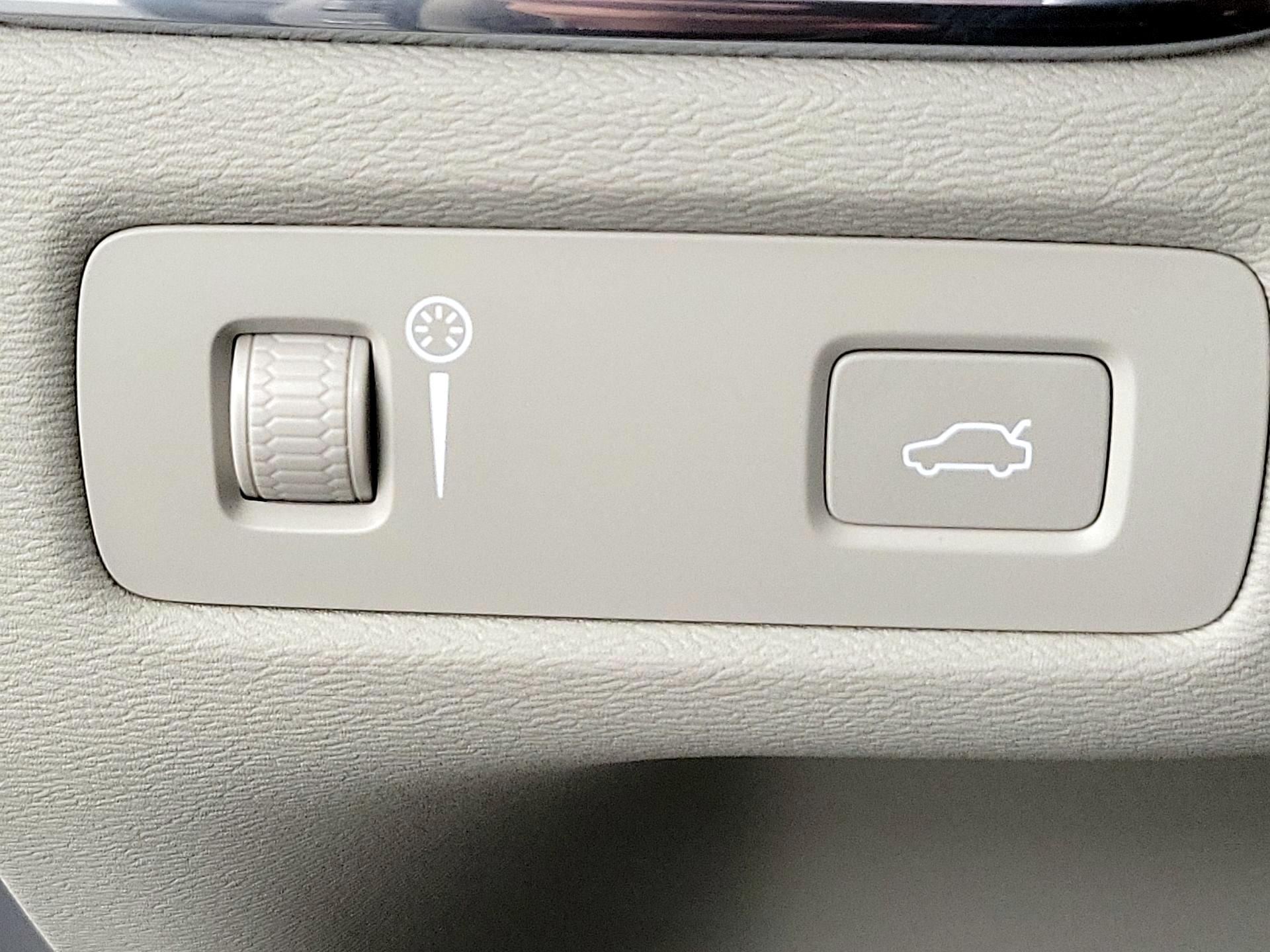 Thumbnail: 2022 Volvo XC60 - 13