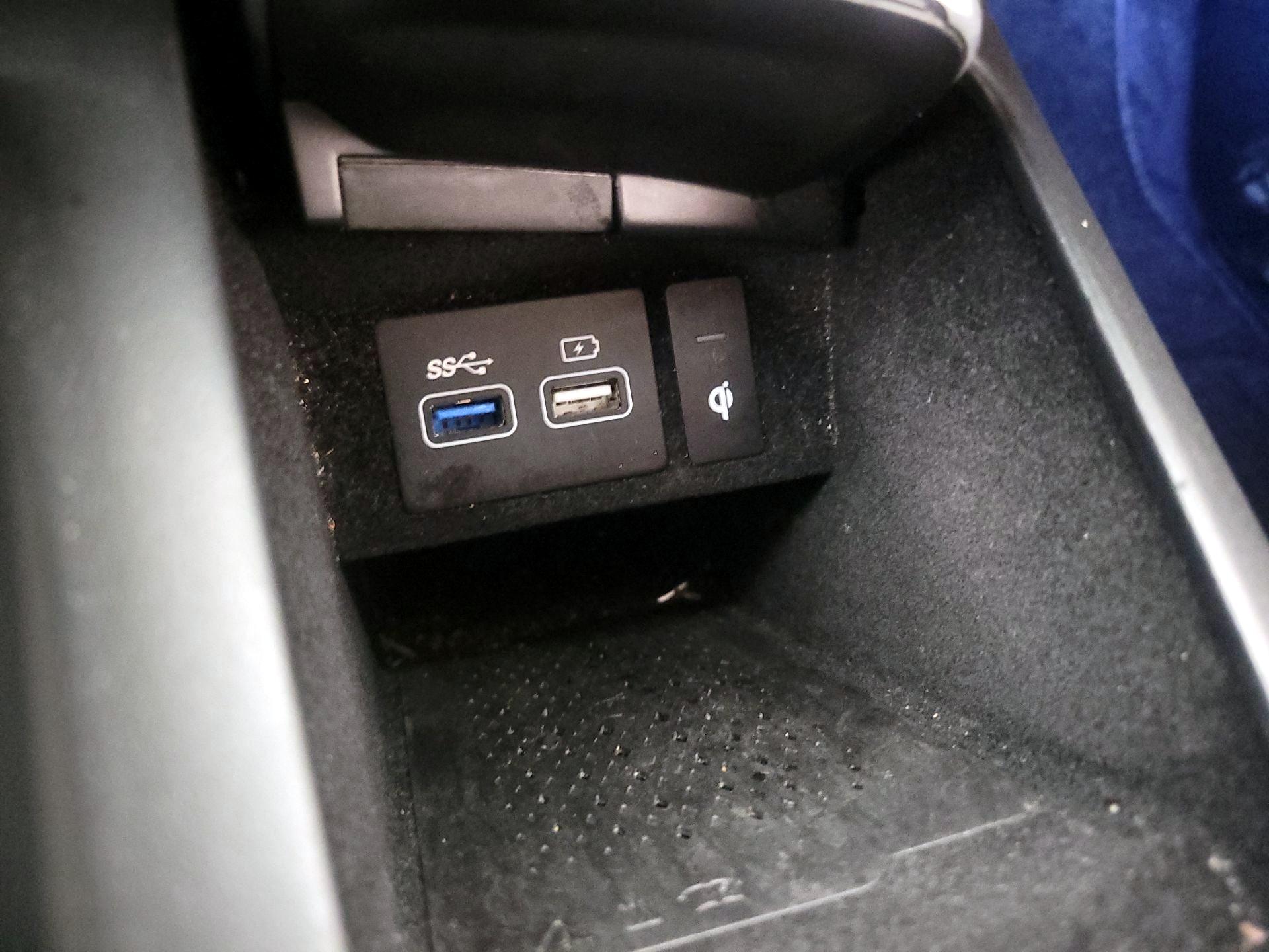 Thumbnail: 2022 Genesis GV70 - 19