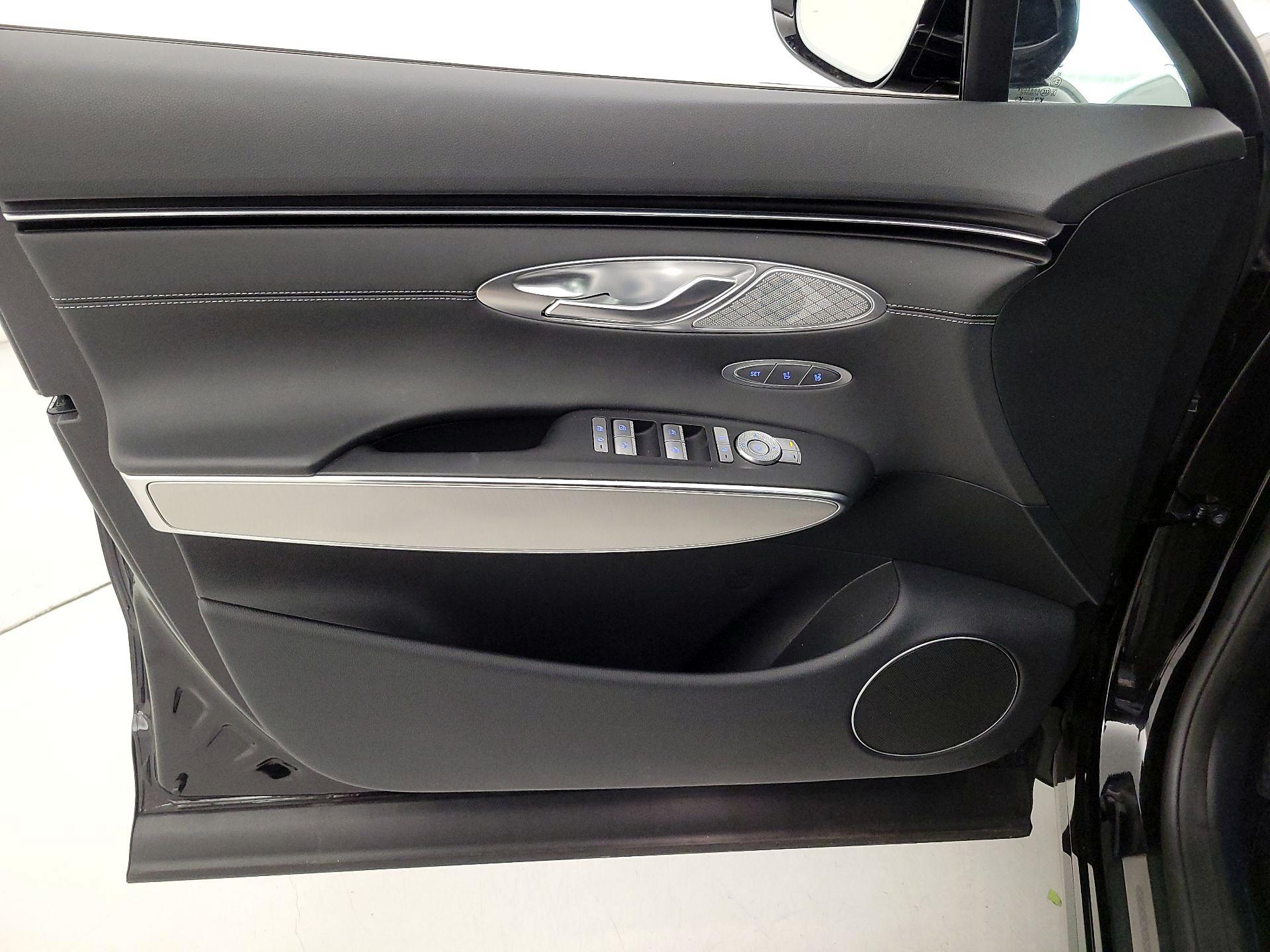 Thumbnail: 2025 Genesis GV70 - 12