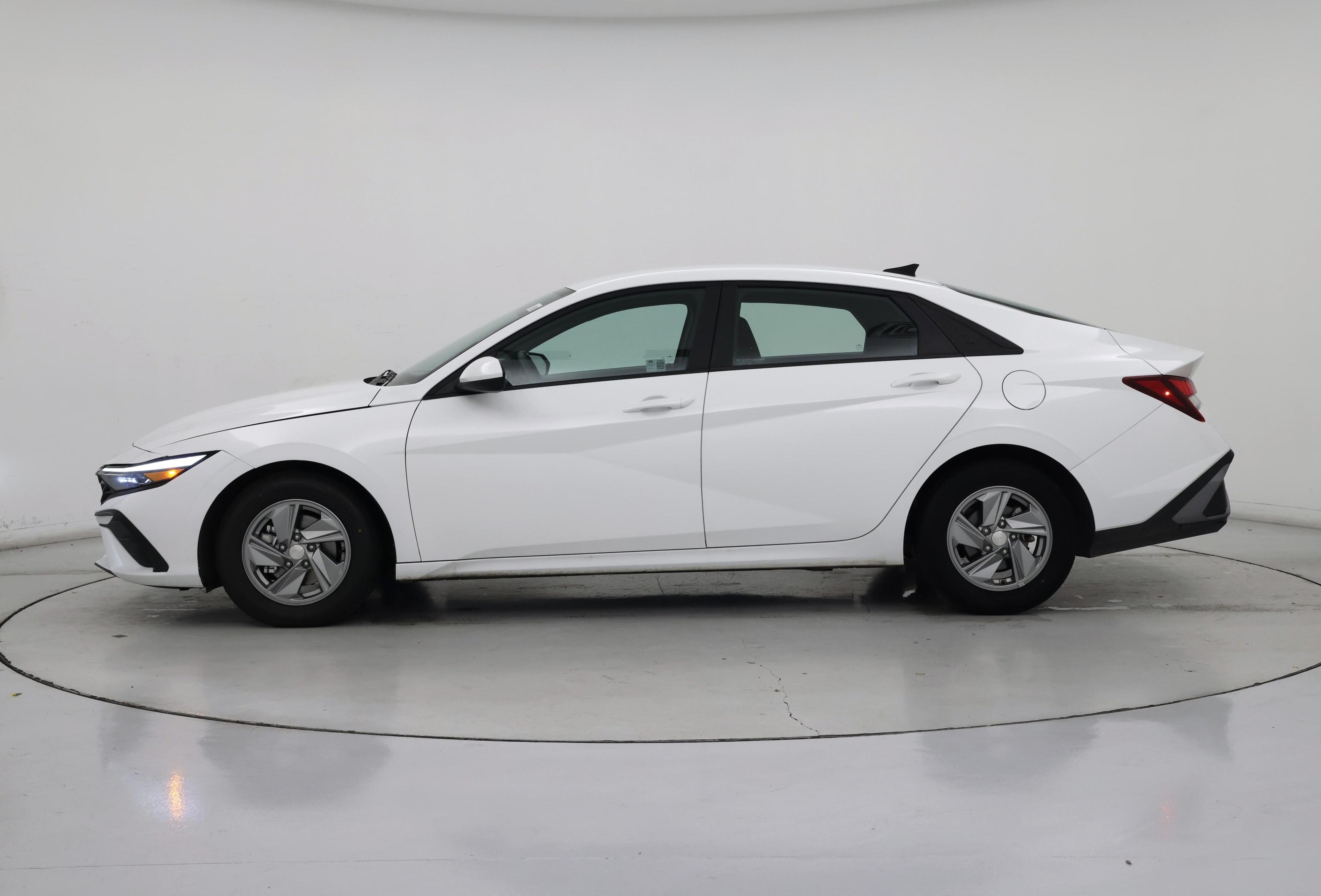 Thumbnail: 2024 Hyundai Elantra - 3