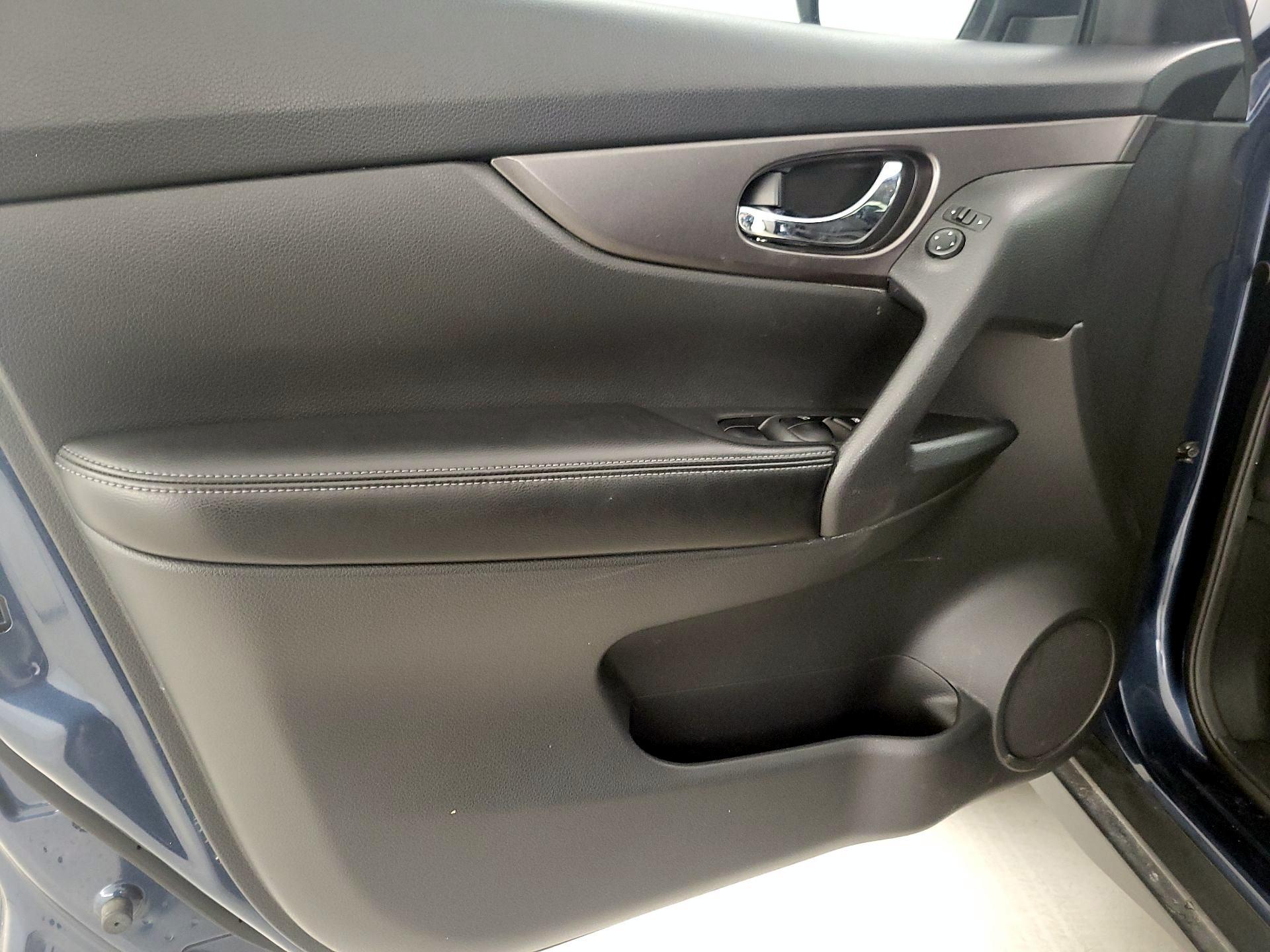 Thumbnail: 2015 Nissan Rogue - 12