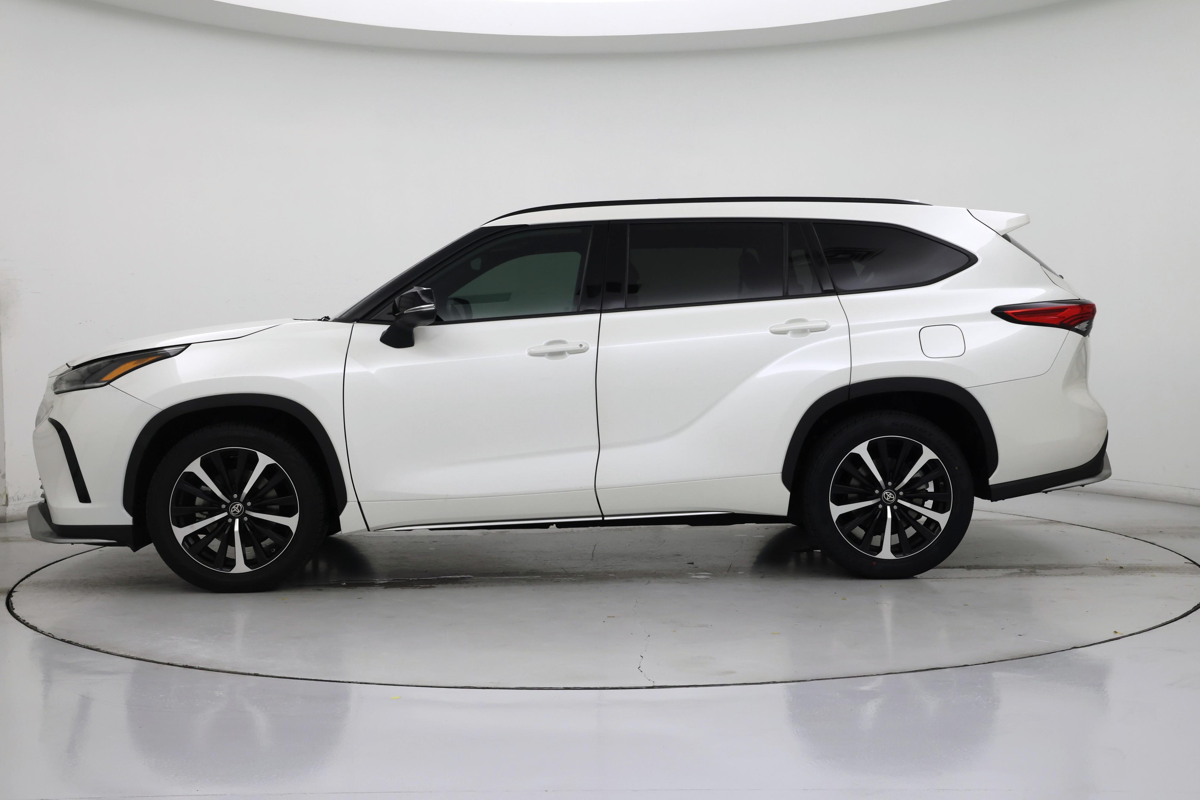 Thumbnail: 2021 Toyota Highlander - 3