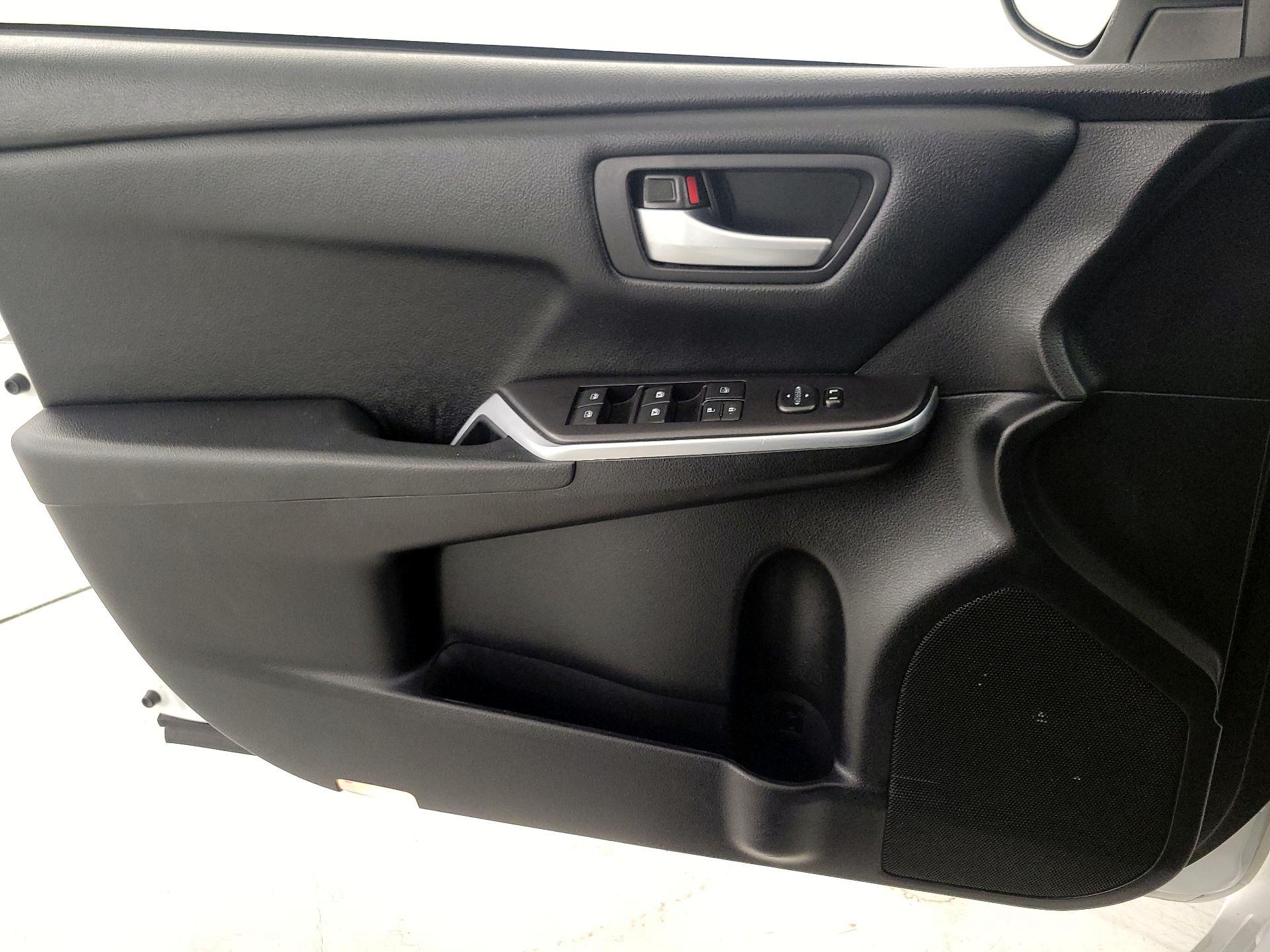 Thumbnail: 2015 Toyota Camry - 12