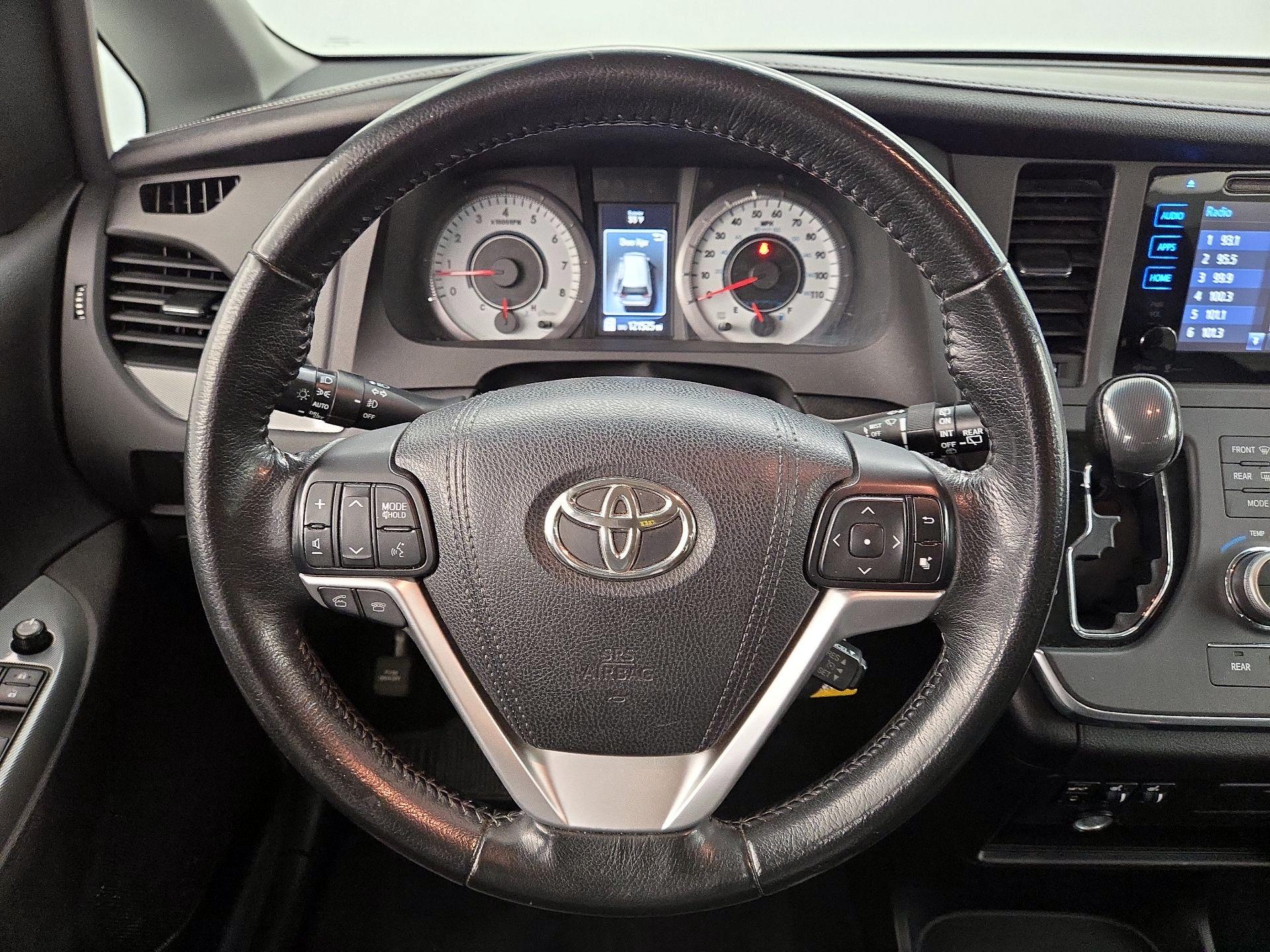 Thumbnail: 2015 Toyota Sienna - 10