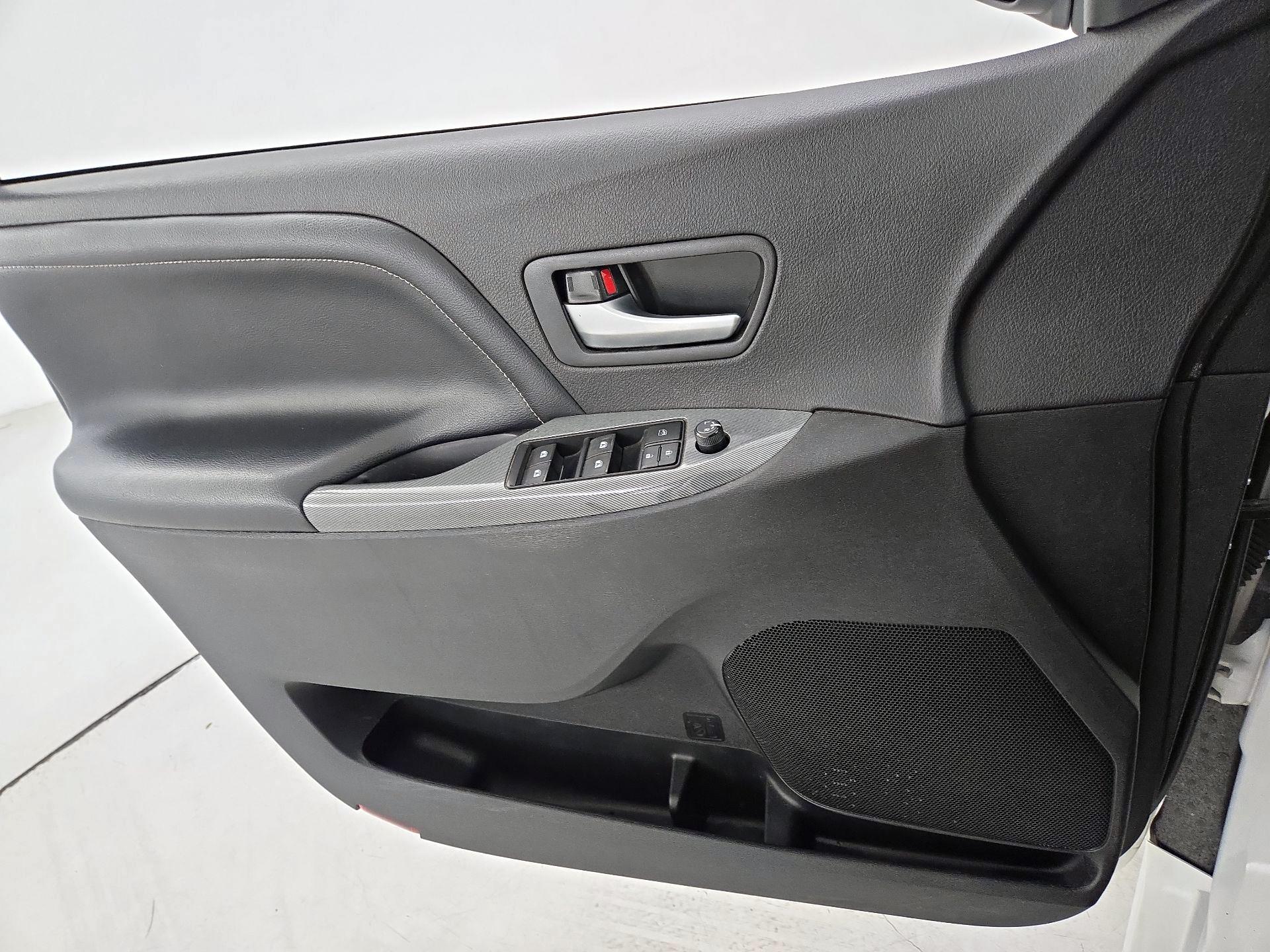 Thumbnail: 2015 Toyota Sienna - 12