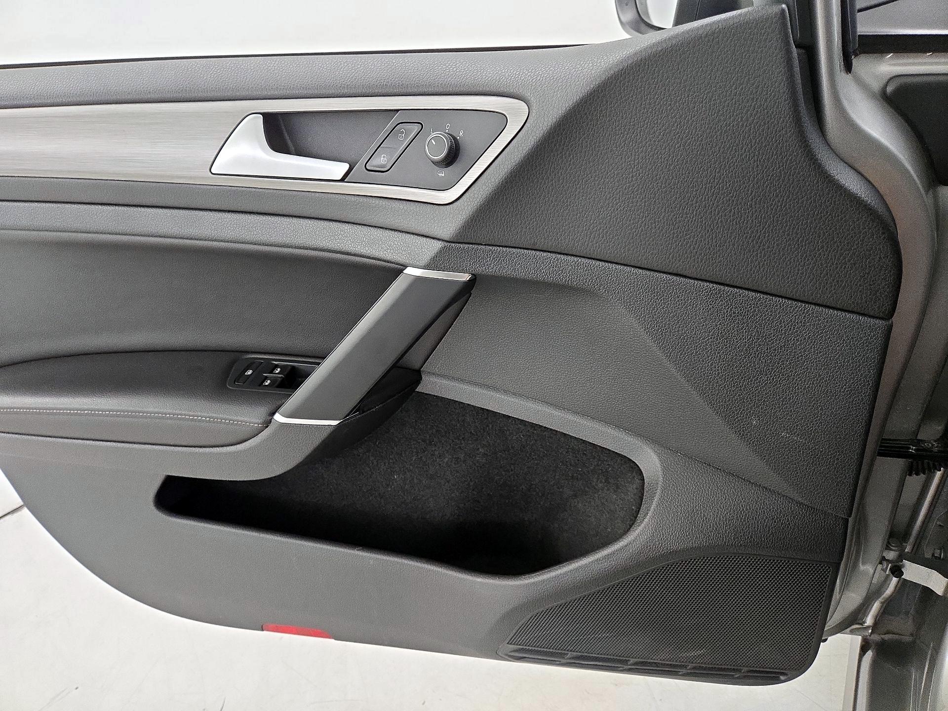 Thumbnail: 2017 Volkswagen Golf - 12