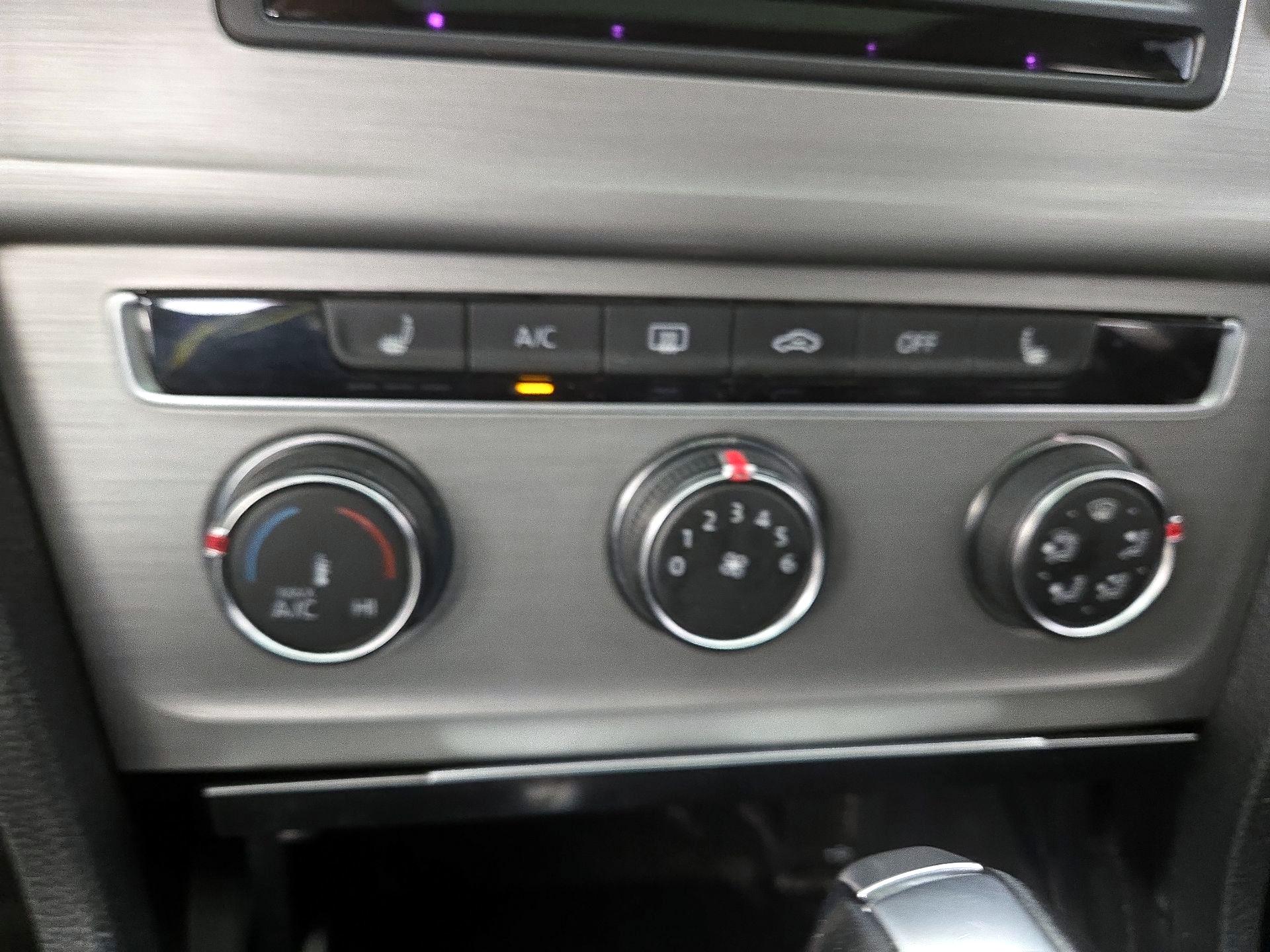 Thumbnail: 2017 Volkswagen Golf - 16