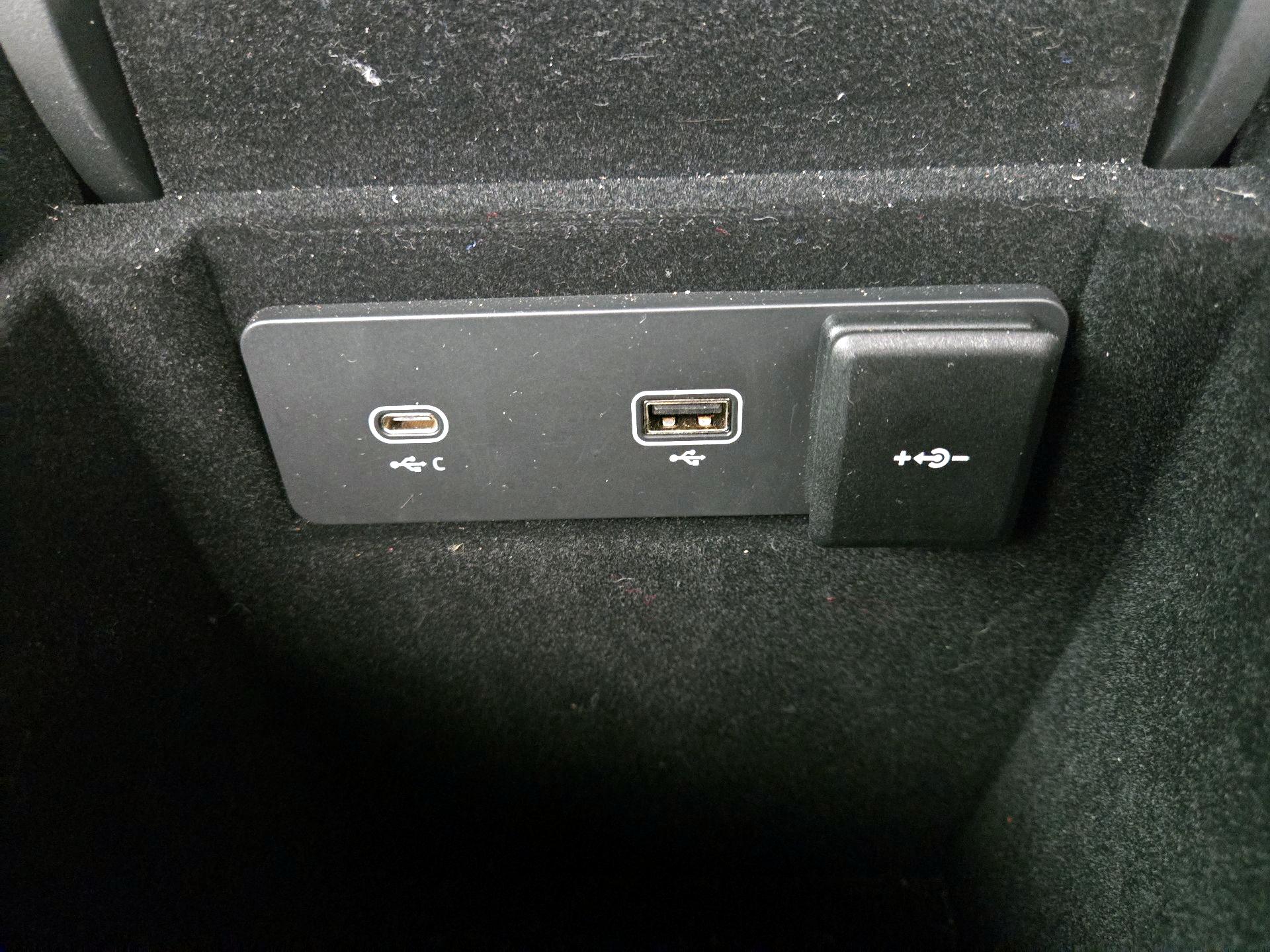 Thumbnail: 2021 Jaguar F-Pace - 19