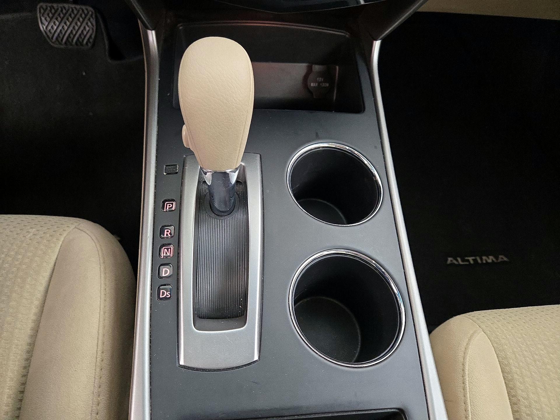 Thumbnail: 2015 Nissan Altima - 17