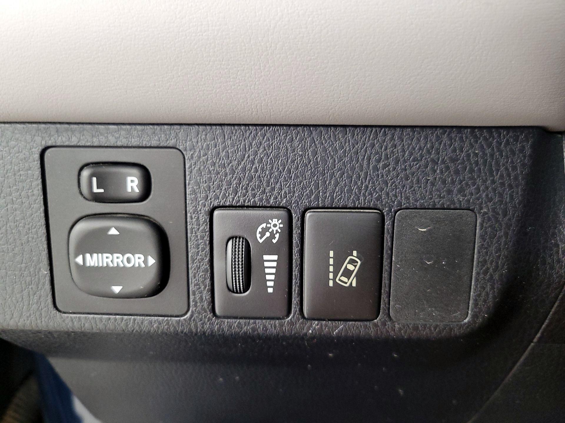 Thumbnail: 2018 Toyota RAV4 - 13