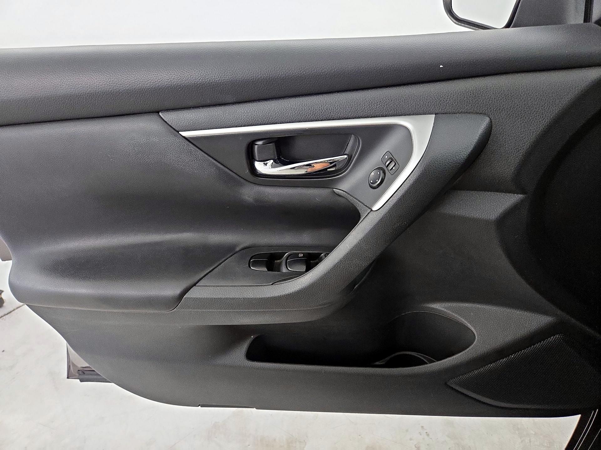 Thumbnail: 2016 Nissan Altima - 12