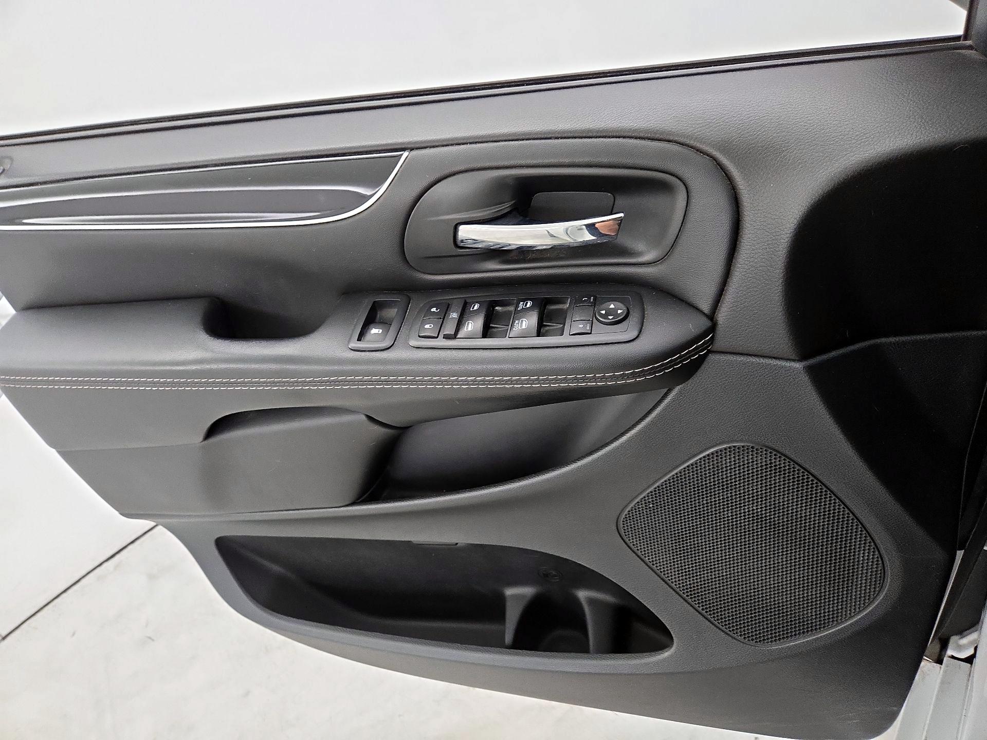 Thumbnail: 2018 Dodge Grand Caravan - 12