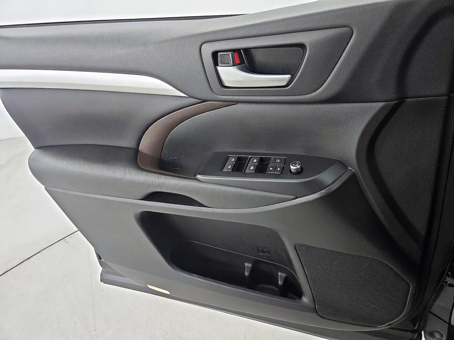 Thumbnail: 2017 Toyota Highlander - 12